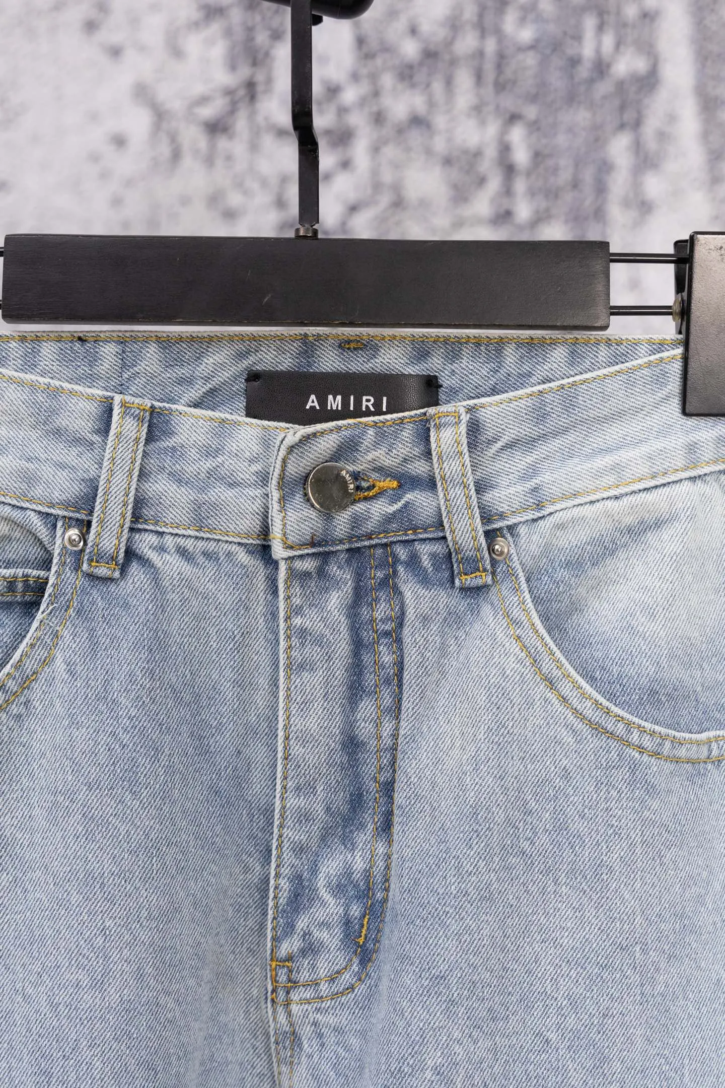 P240 AMIRI Washed colored diamond jeans and trousers amiri is transliterated as Emil, which is the name of the founder. Mike Amiri, the founder of amiri, grew up in Los Angeles, USA. He was influenced by local street culture and Punk Rock since he was a child, so he founded the amiri brand named after himself. A variety of trendy clothing meets the needs of different fashion players. Amiri clothing has novel and unique styles and is a well-known street brand in the United States. The styles and styles of many clothes are loved by many street photographers. The various clothing styles meet the dressing needs of different people, show their unique temperament, and show the trend of dressing. amiri's jeans are relatively famous. Not only do they have many styles, but the quality of the jeans is also very good. Many celebrities have also worn amiri brand jeans. Size: 28-34