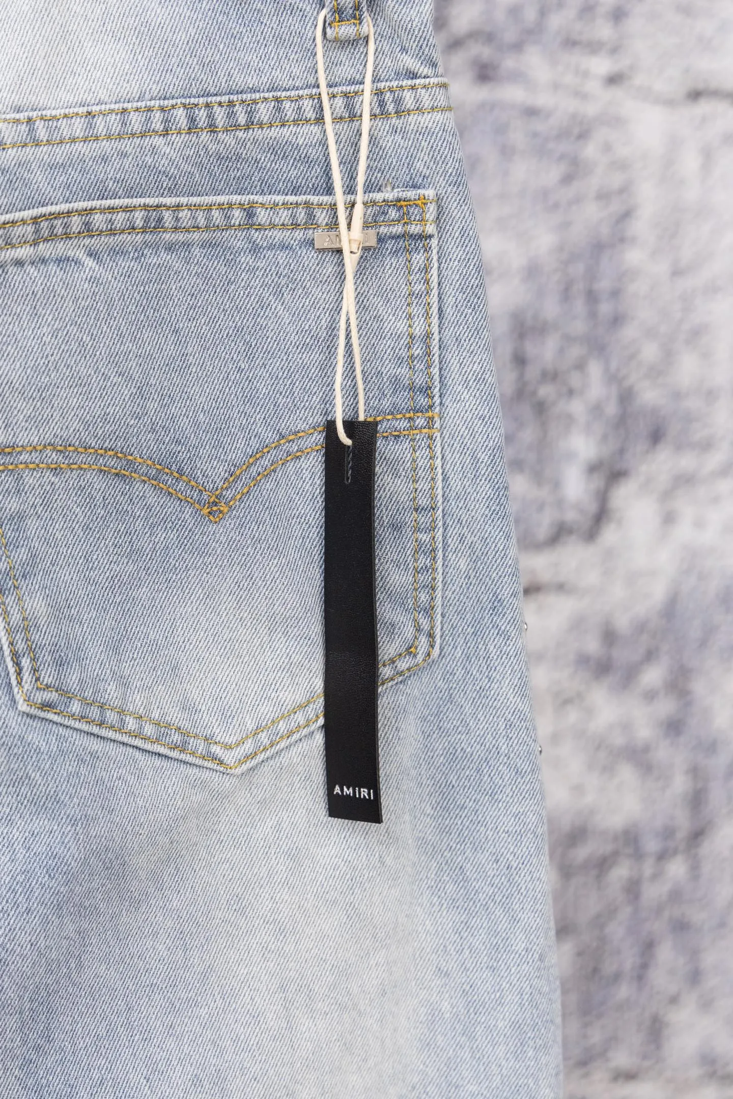 P240 AMIRI Washed colored diamond jeans and trousers amiri is transliterated as Emil, which is the name of the founder. Mike Amiri, the founder of amiri, grew up in Los Angeles, USA. He was influenced by local street culture and Punk Rock since he was a child, so he founded the amiri brand named after himself. A variety of trendy clothing meets the needs of different fashion players. Amiri clothing has novel and unique styles and is a well-known street brand in the United States. The styles and styles of many clothes are loved by many street photographers. The various clothing styles meet the dressing needs of different people, show their unique temperament, and show the trend of dressing. amiri's jeans are relatively famous. Not only do they have many styles, but the quality of the jeans is also very good. Many celebrities have also worn amiri brand jeans. Size: 28-34