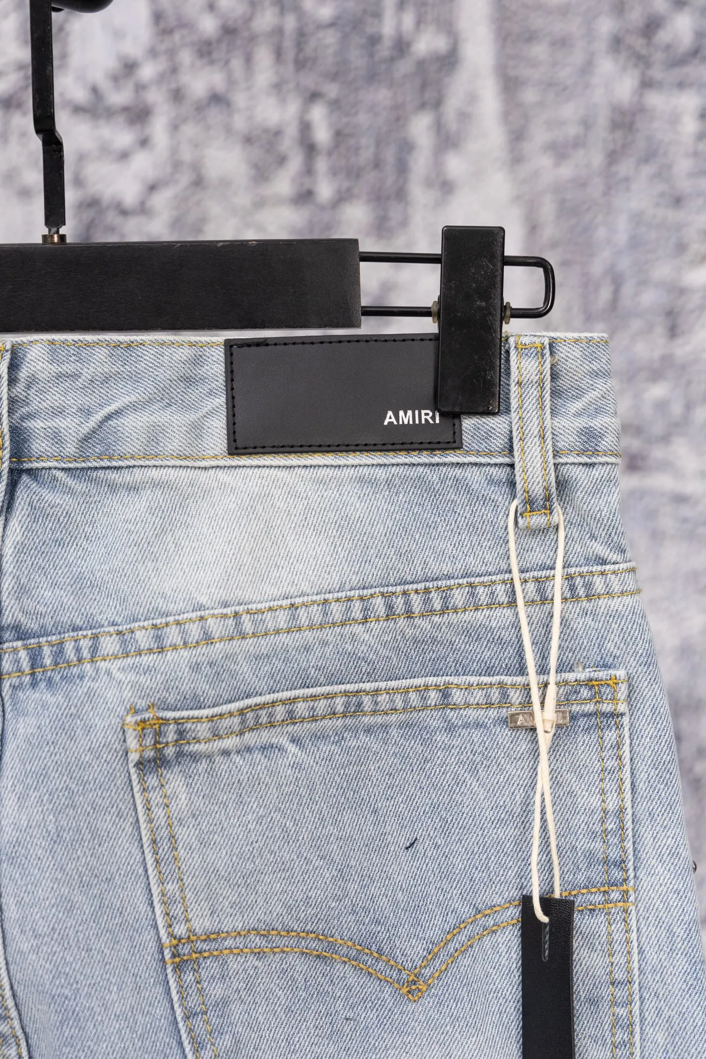 P240 AMIRI Washed colored diamond jeans and trousers amiri is transliterated as Emil, which is the name of the founder. Mike Amiri, the founder of amiri, grew up in Los Angeles, USA. He was influenced by local street culture and Punk Rock since he was a child, so he founded the amiri brand named after himself. A variety of trendy clothing meets the needs of different fashion players. Amiri clothing has novel and unique styles and is a well-known street brand in the United States. The styles and styles of many clothes are loved by many street photographers. The various clothing styles meet the dressing needs of different people, show their unique temperament, and show the trend of dressing. amiri's jeans are relatively famous. Not only do they have many styles, but the quality of the jeans is also very good. Many celebrities have also worn amiri brand jeans. Size: 28-34