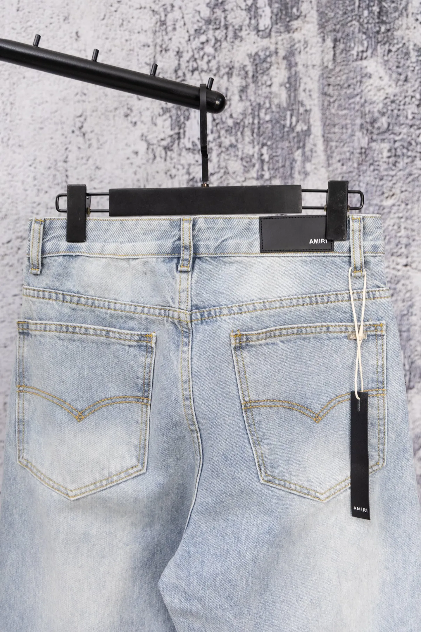 P240 AMIRI Washed colored diamond jeans and trousers amiri is transliterated as Emil, which is the name of the founder. Mike Amiri, the founder of amiri, grew up in Los Angeles, USA. He was influenced by local street culture and Punk Rock since he was a child, so he founded the amiri brand named after himself. A variety of trendy clothing meets the needs of different fashion players. Amiri clothing has novel and unique styles and is a well-known street brand in the United States. The styles and styles of many clothes are loved by many street photographers. The various clothing styles meet the dressing needs of different people, show their unique temperament, and show the trend of dressing. amiri's jeans are relatively famous. Not only do they have many styles, but the quality of the jeans is also very good. Many celebrities have also worn amiri brand jeans. Size: 28-34