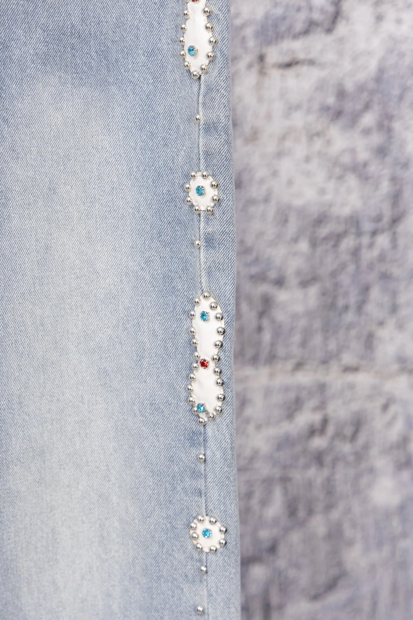 P240 AMIRI Washed colored diamond jeans and trousers amiri is transliterated as Emil, which is the name of the founder. Mike Amiri, the founder of amiri, grew up in Los Angeles, USA. He was influenced by local street culture and Punk Rock since he was a child, so he founded the amiri brand named after himself. A variety of trendy clothing meets the needs of different fashion players. Amiri clothing has novel and unique styles and is a well-known street brand in the United States. The styles and styles of many clothes are loved by many street photographers. The various clothing styles meet the dressing needs of different people, show their unique temperament, and show the trend of dressing. amiri's jeans are relatively famous. Not only do they have many styles, but the quality of the jeans is also very good. Many celebrities have also worn amiri brand jeans. Size: 28-34