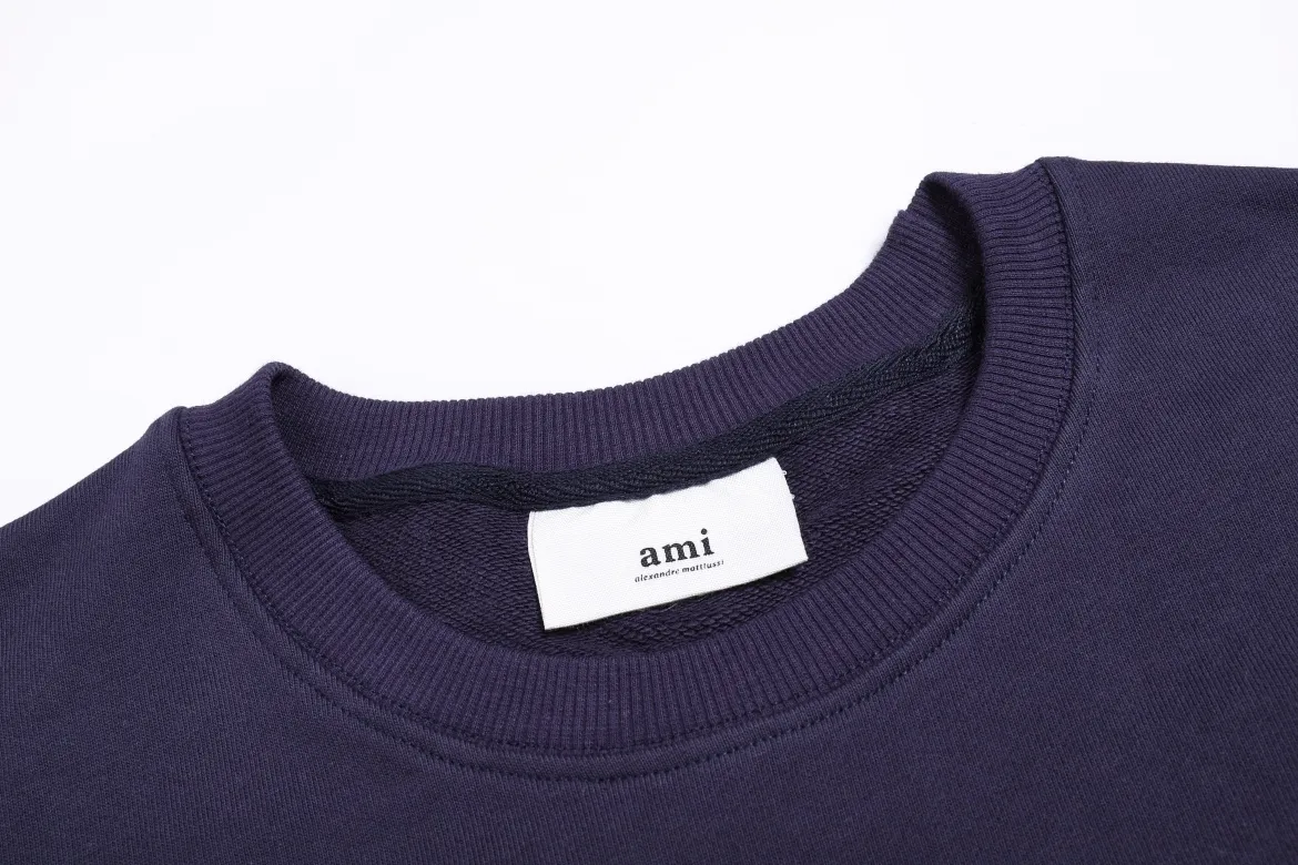 P150 Style No. 204 2025 embroidered large chapter style (with matching straight-leg sweatpants without color difference) AMI 2025 autumn and winter classic large chapter round neck sweatshirt 15 colors to meet everyone's needs. The fabric is made of 380 grams of pure cotton fabric, which is thick and textured. The whole network's counters purchase quality supporting output, which perfectly restores the genuine Zhang Zi. All thick wool knits are used. The absolute quality can be compared with any store in the market at will. There is no color difference in the fixed-dyed threads. The detailed accessories and tag packaging are all 1:1 with the genuine products. The ingenuity spirit gives back to customers.   Color: Navy Size: S M L XL