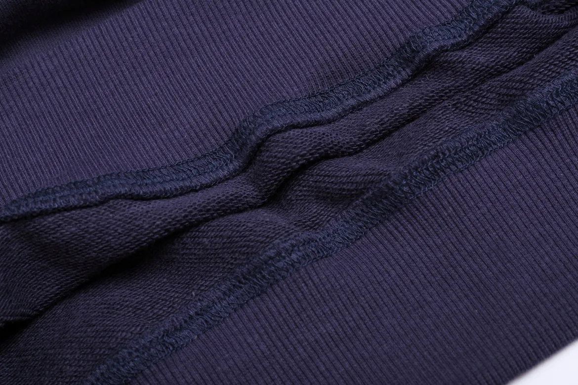 P150 Style No. 204 2025 embroidered large chapter style (with matching straight-leg sweatpants without color difference) AMI 2025 autumn and winter classic large chapter round neck sweatshirt 15 colors to meet everyone's needs. The fabric is made of 380 grams of pure cotton fabric, which is thick and textured. The whole network's counters purchase quality supporting output, which perfectly restores the genuine Zhang Zi. All thick wool knits are used. The absolute quality can be compared with any store in the market at will. There is no color difference in the fixed-dyed threads. The detailed accessories and tag packaging are all 1:1 with the genuine products. The ingenuity spirit gives back to customers.   Color: Navy Size: S M L XL