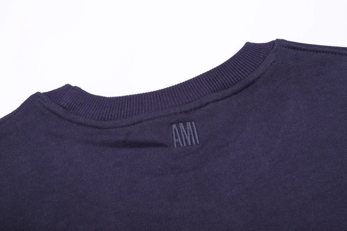 P150 Style No. 204 2025 embroidered large chapter style (with matching straight-leg sweatpants without color difference) AMI 2025 autumn and winter classic large chapter round neck sweatshirt 15 colors to meet everyone's needs. The fabric is made of 380 grams of pure cotton fabric, which is thick and textured. The whole network's counters purchase quality supporting output, which perfectly restores the genuine Zhang Zi. All thick wool knits are used. The absolute quality can be compared with any store in the market at will. There is no color difference in the fixed-dyed threads. The detailed accessories and tag packaging are all 1:1 with the genuine products. The ingenuity spirit gives back to customers.   Color: Navy Size: S M L XL