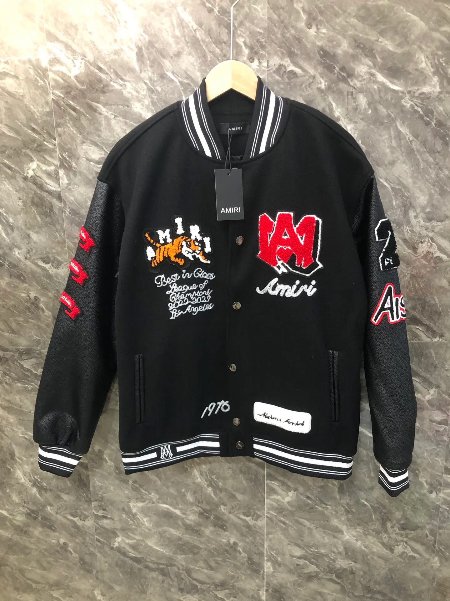 P370 AMIRI's new baseball jacket with tiger towel embroidery and thousands of needle embroideries, made of high-weight dragon and phoenix nylon fabric with pebbled leather sleeves, and heavy-duty hardware buttons restored to 1:1 Size: M L XL XXL
