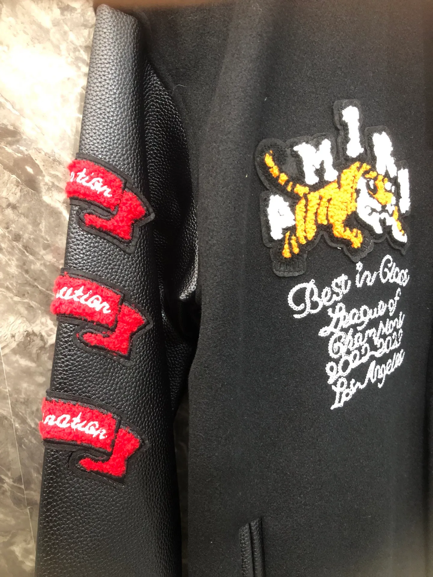 P370 AMIRI's new baseball jacket with tiger towel embroidery and thousands of needle embroideries, made of high-weight dragon and phoenix nylon fabric with pebbled leather sleeves, and heavy-duty hardware buttons restored to 1:1 Size: M L XL XXL