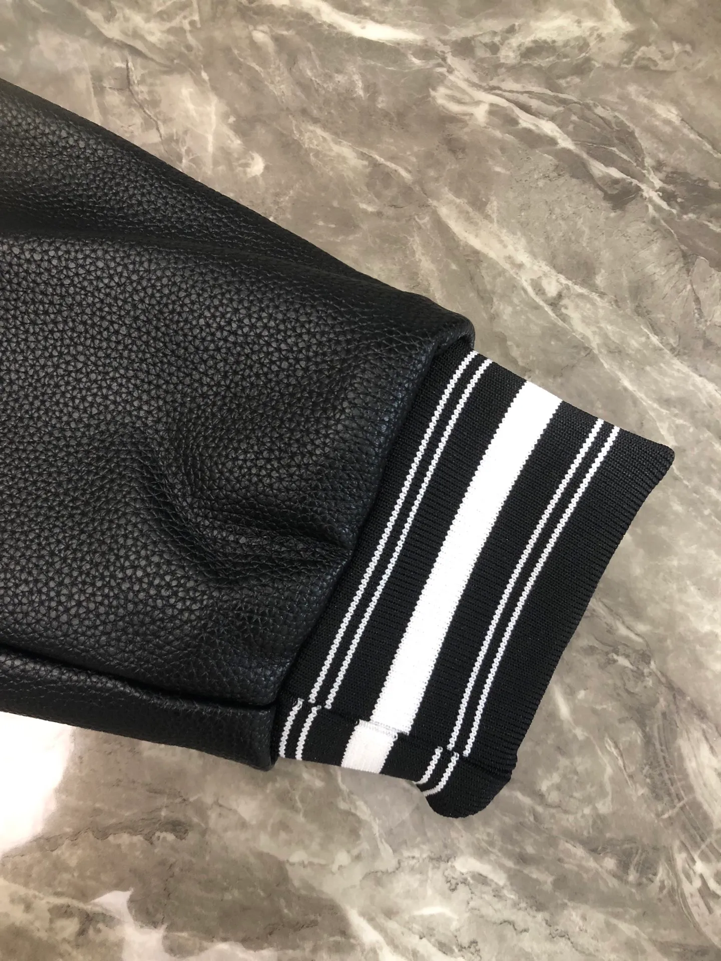 P370 AMIRI's new baseball jacket with tiger towel embroidery and thousands of needle embroideries, made of high-weight dragon and phoenix nylon fabric with pebbled leather sleeves, and heavy-duty hardware buttons restored to 1:1 Size: M L XL XXL