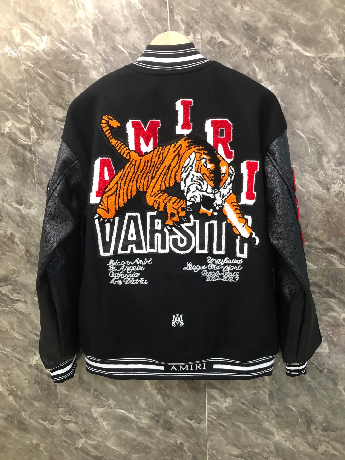 P370 AMIRI's new baseball jacket with tiger towel embroidery and thousands of needle embroideries, made of high-weight dragon and phoenix nylon fabric with pebbled leather sleeves, and heavy-duty hardware buttons restored to 1:1 Size: M L XL XXL