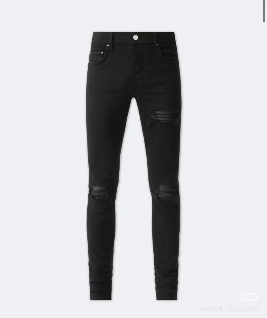 P250 💰Top model number: D290 Non-market Amiri patchwork leather patch ripped high street slim jeans • Amiri is transliterated as Emil, which is the name of the founder. Mike Amiri, the founder of amiri, grew up in Los Angeles, USA. He was influenced by local street culture and Punk Rock since childhood, so he founded the amiri brand named after himself. A variety of fashion brand clothing meets the needs of different fashion players. Amiri clothing has novel and unique styles and is a well-known street brand in the United States. The styles and styles of many clothes are loved by many street photographers. The various clothing styles meet the dressing needs of different people, show their unique temperament, and show the trend of dressing. amiri's jeans are relatively famous. Not only do they have many styles, but the quality of the jeans is also very good. Many celebrities have also worn amiri brand jeans.  The jeans of the amiri brand break through the production process and cutting of the original jeans. The fabrics are relatively soft and comfortable, and are not as hard as some jeans, which can irritate the skin and cause the skin to bleed when worn. Los Angeles trendy brand Amiri's jeans are made with great detail from tailoring to texture, adding wrinkles, bullet holes, damage and other details to add to the trendiness of the jeans. You can choose the style that suits you according to your own needs. Only when you wear a suitable style can you have a certain sense of fashion.  In recent years, high street has become an increasingly common word in men's clothing, and high street style has become an important direction for everyone's matching. High street-related items basically cannot avoid oversize or drop-shoulder tops, and the lower body is matched with trackpants or tight-fitting denim. In my opinion, the most representative one may be denim. What I bring to you today is the MX1 patchwork denim worn by many Internet celebrities. It is made by a large washing factory in Guangzhou. The front and back have frayed trouser legs and holes. Full of high-end sense. Knee part damage design with leather patchwork design. Already used as facade design. Leather waist nameplate. Customized crotch placket hardware. Engraving mold opening. The focus of this style is not on washing, but on the shape and version of the damage. The secret lies in the craftsmanship of the master. Later, the cost of fraying, horse cutting, knife cutting, etc. These hand-made products are far beyond comparison with assembly line products.  Color: Picture color Size: 30-31-32-33-34-36