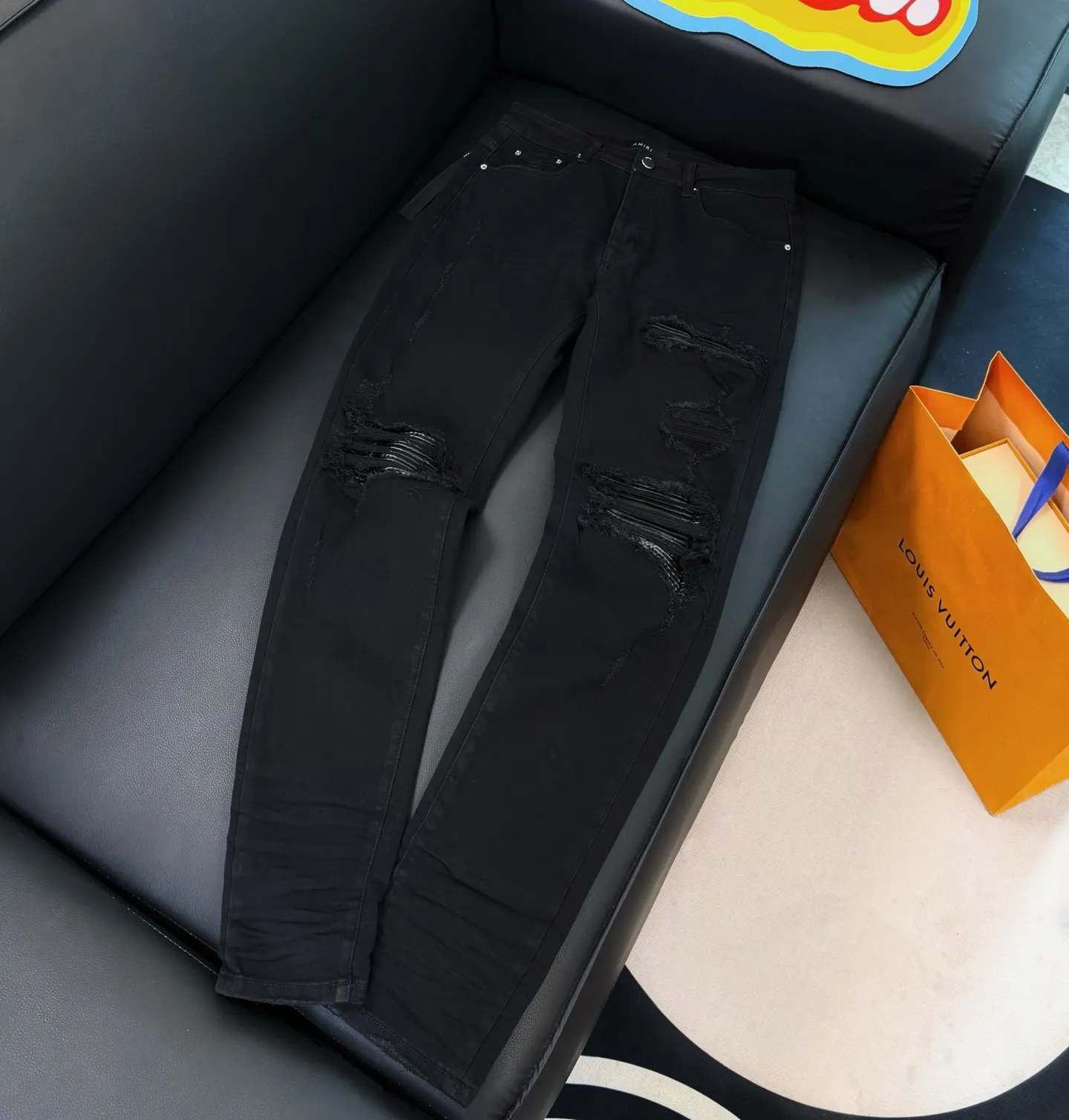 P250 💰Top model number: D290 Non-market Amiri patchwork leather patch ripped high street slim jeans • Amiri is transliterated as Emil, which is the name of the founder. Mike Amiri, the founder of amiri, grew up in Los Angeles, USA. He was influenced by local street culture and Punk Rock since childhood, so he founded the amiri brand named after himself. A variety of fashion brand clothing meets the needs of different fashion players. Amiri clothing has novel and unique styles and is a well-known street brand in the United States. The styles and styles of many clothes are loved by many street photographers. The various clothing styles meet the dressing needs of different people, show their unique temperament, and show the trend of dressing. amiri's jeans are relatively famous. Not only do they have many styles, but the quality of the jeans is also very good. Many celebrities have also worn amiri brand jeans.  The jeans of the amiri brand break through the production process and cutting of the original jeans. The fabrics are relatively soft and comfortable, and are not as hard as some jeans, which can irritate the skin and cause the skin to bleed when worn. Los Angeles trendy brand Amiri's jeans are made with great detail from tailoring to texture, adding wrinkles, bullet holes, damage and other details to add to the trendiness of the jeans. You can choose the style that suits you according to your own needs. Only when you wear a suitable style can you have a certain sense of fashion.  In recent years, high street has become an increasingly common word in men's clothing, and high street style has become an important direction for everyone's matching. High street-related items basically cannot avoid oversize or drop-shoulder tops, and the lower body is matched with trackpants or tight-fitting denim. In my opinion, the most representative one may be denim. What I bring to you today is the MX1 patchwork denim worn by many Internet celebrities. It is made by a large washing factory in Guangzhou. The front and back have frayed trouser legs and holes. Full of high-end sense. Knee part damage design with leather patchwork design. Already used as facade design. Leather waist nameplate. Customized crotch placket hardware. Engraving mold opening. The focus of this style is not on washing, but on the shape and version of the damage. The secret lies in the craftsmanship of the master. Later, the cost of fraying, horse cutting, knife cutting, etc. These hand-made products are far beyond comparison with assembly line products.  Color: Picture color Size: 30-31-32-33-34-36