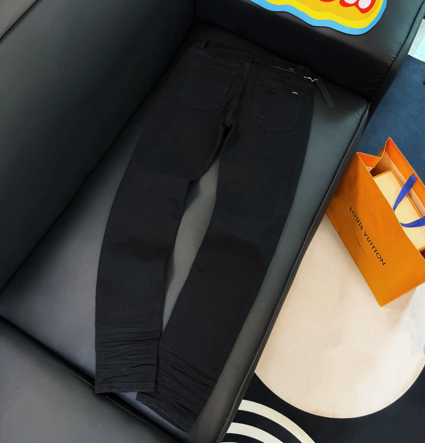 P250 💰Top model number: D290 Non-market Amiri patchwork leather patch ripped high street slim jeans • Amiri is transliterated as Emil, which is the name of the founder. Mike Amiri, the founder of amiri, grew up in Los Angeles, USA. He was influenced by local street culture and Punk Rock since childhood, so he founded the amiri brand named after himself. A variety of fashion brand clothing meets the needs of different fashion players. Amiri clothing has novel and unique styles and is a well-known street brand in the United States. The styles and styles of many clothes are loved by many street photographers. The various clothing styles meet the dressing needs of different people, show their unique temperament, and show the trend of dressing. amiri's jeans are relatively famous. Not only do they have many styles, but the quality of the jeans is also very good. Many celebrities have also worn amiri brand jeans.  The jeans of the amiri brand break through the production process and cutting of the original jeans. The fabrics are relatively soft and comfortable, and are not as hard as some jeans, which can irritate the skin and cause the skin to bleed when worn. Los Angeles trendy brand Amiri's jeans are made with great detail from tailoring to texture, adding wrinkles, bullet holes, damage and other details to add to the trendiness of the jeans. You can choose the style that suits you according to your own needs. Only when you wear a suitable style can you have a certain sense of fashion.  In recent years, high street has become an increasingly common word in men's clothing, and high street style has become an important direction for everyone's matching. High street-related items basically cannot avoid oversize or drop-shoulder tops, and the lower body is matched with trackpants or tight-fitting denim. In my opinion, the most representative one may be denim. What I bring to you today is the MX1 patchwork denim worn by many Internet celebrities. It is made by a large washing factory in Guangzhou. The front and back have frayed trouser legs and holes. Full of high-end sense. Knee part damage design with leather patchwork design. Already used as facade design. Leather waist nameplate. Customized crotch placket hardware. Engraving mold opening. The focus of this style is not on washing, but on the shape and version of the damage. The secret lies in the craftsmanship of the master. Later, the cost of fraying, horse cutting, knife cutting, etc. These hand-made products are far beyond comparison with assembly line products.  Color: Picture color Size: 30-31-32-33-34-36