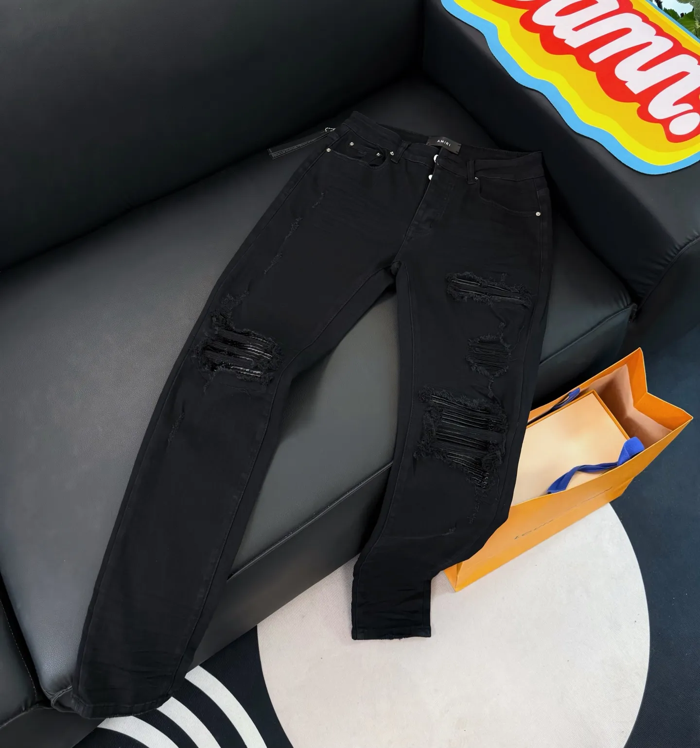 P250 💰Top model number: D290 Non-market Amiri patchwork leather patch ripped high street slim jeans • Amiri is transliterated as Emil, which is the name of the founder. Mike Amiri, the founder of amiri, grew up in Los Angeles, USA. He was influenced by local street culture and Punk Rock since childhood, so he founded the amiri brand named after himself. A variety of fashion brand clothing meets the needs of different fashion players. Amiri clothing has novel and unique styles and is a well-known street brand in the United States. The styles and styles of many clothes are loved by many street photographers. The various clothing styles meet the dressing needs of different people, show their unique temperament, and show the trend of dressing. amiri's jeans are relatively famous. Not only do they have many styles, but the quality of the jeans is also very good. Many celebrities have also worn amiri brand jeans.  The jeans of the amiri brand break through the production process and cutting of the original jeans. The fabrics are relatively soft and comfortable, and are not as hard as some jeans, which can irritate the skin and cause the skin to bleed when worn. Los Angeles trendy brand Amiri's jeans are made with great detail from tailoring to texture, adding wrinkles, bullet holes, damage and other details to add to the trendiness of the jeans. You can choose the style that suits you according to your own needs. Only when you wear a suitable style can you have a certain sense of fashion.  In recent years, high street has become an increasingly common word in men's clothing, and high street style has become an important direction for everyone's matching. High street-related items basically cannot avoid oversize or drop-shoulder tops, and the lower body is matched with trackpants or tight-fitting denim. In my opinion, the most representative one may be denim. What I bring to you today is the MX1 patchwork denim worn by many Internet celebrities. It is made by a large washing factory in Guangzhou. The front and back have frayed trouser legs and holes. Full of high-end sense. Knee part damage design with leather patchwork design. Already used as facade design. Leather waist nameplate. Customized crotch placket hardware. Engraving mold opening. The focus of this style is not on washing, but on the shape and version of the damage. The secret lies in the craftsmanship of the master. Later, the cost of fraying, horse cutting, knife cutting, etc. These hand-made products are far beyond comparison with assembly line products.  Color: Picture color Size: 30-31-32-33-34-36