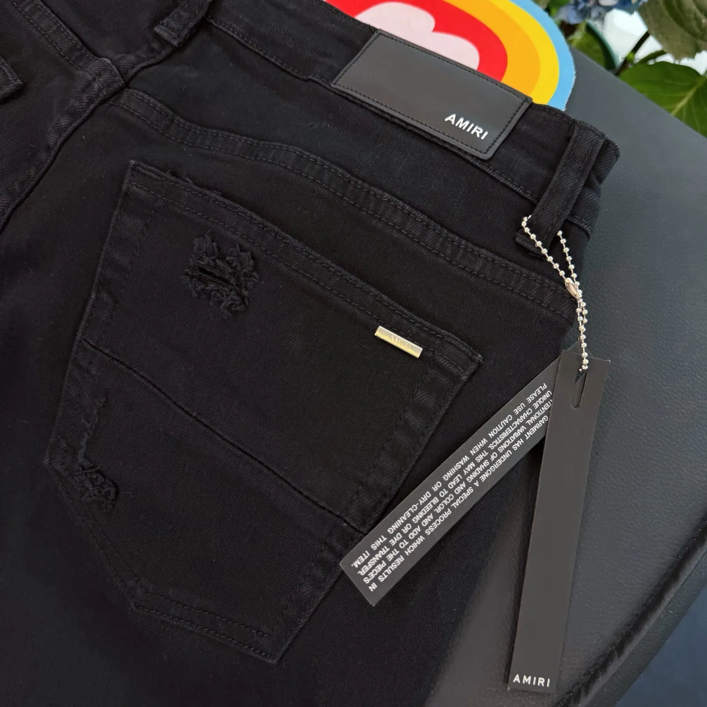 P250 💰Top model number: D290 Non-market Amiri patchwork leather patch ripped high street slim jeans • Amiri is transliterated as Emil, which is the name of the founder. Mike Amiri, the founder of amiri, grew up in Los Angeles, USA. He was influenced by local street culture and Punk Rock since childhood, so he founded the amiri brand named after himself. A variety of fashion brand clothing meets the needs of different fashion players. Amiri clothing has novel and unique styles and is a well-known street brand in the United States. The styles and styles of many clothes are loved by many street photographers. The various clothing styles meet the dressing needs of different people, show their unique temperament, and show the trend of dressing. amiri's jeans are relatively famous. Not only do they have many styles, but the quality of the jeans is also very good. Many celebrities have also worn amiri brand jeans.  The jeans of the amiri brand break through the production process and cutting of the original jeans. The fabrics are relatively soft and comfortable, and are not as hard as some jeans, which can irritate the skin and cause the skin to bleed when worn. Los Angeles trendy brand Amiri's jeans are made with great detail from tailoring to texture, adding wrinkles, bullet holes, damage and other details to add to the trendiness of the jeans. You can choose the style that suits you according to your own needs. Only when you wear a suitable style can you have a certain sense of fashion.  In recent years, high street has become an increasingly common word in men's clothing, and high street style has become an important direction for everyone's matching. High street-related items basically cannot avoid oversize or drop-shoulder tops, and the lower body is matched with trackpants or tight-fitting denim. In my opinion, the most representative one may be denim. What I bring to you today is the MX1 patchwork denim worn by many Internet celebrities. It is made by a large washing factory in Guangzhou. The front and back have frayed trouser legs and holes. Full of high-end sense. Knee part damage design with leather patchwork design. Already used as facade design. Leather waist nameplate. Customized crotch placket hardware. Engraving mold opening. The focus of this style is not on washing, but on the shape and version of the damage. The secret lies in the craftsmanship of the master. Later, the cost of fraying, horse cutting, knife cutting, etc. These hand-made products are far beyond comparison with assembly line products.  Color: Picture color Size: 30-31-32-33-34-36