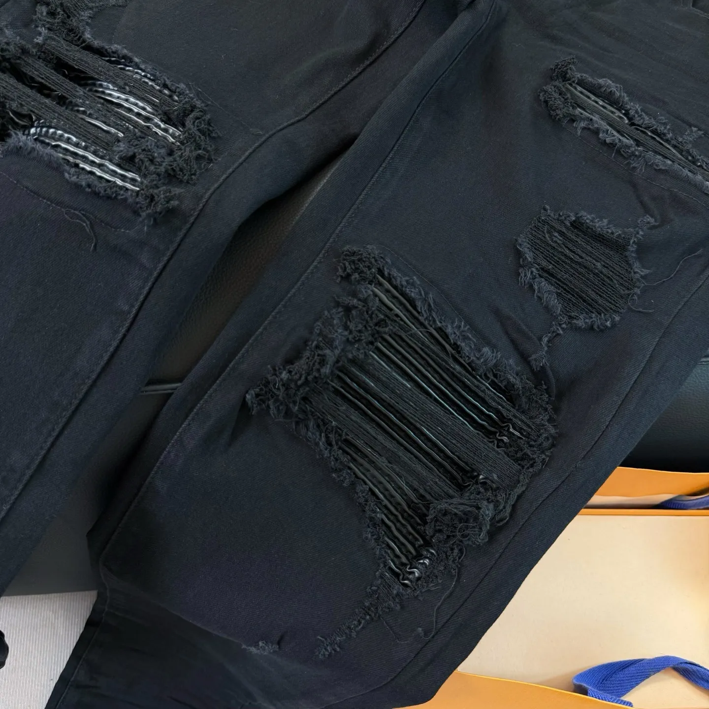 P250 💰Top model number: D290 Non-market Amiri patchwork leather patch ripped high street slim jeans • Amiri is transliterated as Emil, which is the name of the founder. Mike Amiri, the founder of amiri, grew up in Los Angeles, USA. He was influenced by local street culture and Punk Rock since childhood, so he founded the amiri brand named after himself. A variety of fashion brand clothing meets the needs of different fashion players. Amiri clothing has novel and unique styles and is a well-known street brand in the United States. The styles and styles of many clothes are loved by many street photographers. The various clothing styles meet the dressing needs of different people, show their unique temperament, and show the trend of dressing. amiri's jeans are relatively famous. Not only do they have many styles, but the quality of the jeans is also very good. Many celebrities have also worn amiri brand jeans.  The jeans of the amiri brand break through the production process and cutting of the original jeans. The fabrics are relatively soft and comfortable, and are not as hard as some jeans, which can irritate the skin and cause the skin to bleed when worn. Los Angeles trendy brand Amiri's jeans are made with great detail from tailoring to texture, adding wrinkles, bullet holes, damage and other details to add to the trendiness of the jeans. You can choose the style that suits you according to your own needs. Only when you wear a suitable style can you have a certain sense of fashion.  In recent years, high street has become an increasingly common word in men's clothing, and high street style has become an important direction for everyone's matching. High street-related items basically cannot avoid oversize or drop-shoulder tops, and the lower body is matched with trackpants or tight-fitting denim. In my opinion, the most representative one may be denim. What I bring to you today is the MX1 patchwork denim worn by many Internet celebrities. It is made by a large washing factory in Guangzhou. The front and back have frayed trouser legs and holes. Full of high-end sense. Knee part damage design with leather patchwork design. Already used as facade design. Leather waist nameplate. Customized crotch placket hardware. Engraving mold opening. The focus of this style is not on washing, but on the shape and version of the damage. The secret lies in the craftsmanship of the master. Later, the cost of fraying, horse cutting, knife cutting, etc. These hand-made products are far beyond comparison with assembly line products.  Color: Picture color Size: 30-31-32-33-34-36