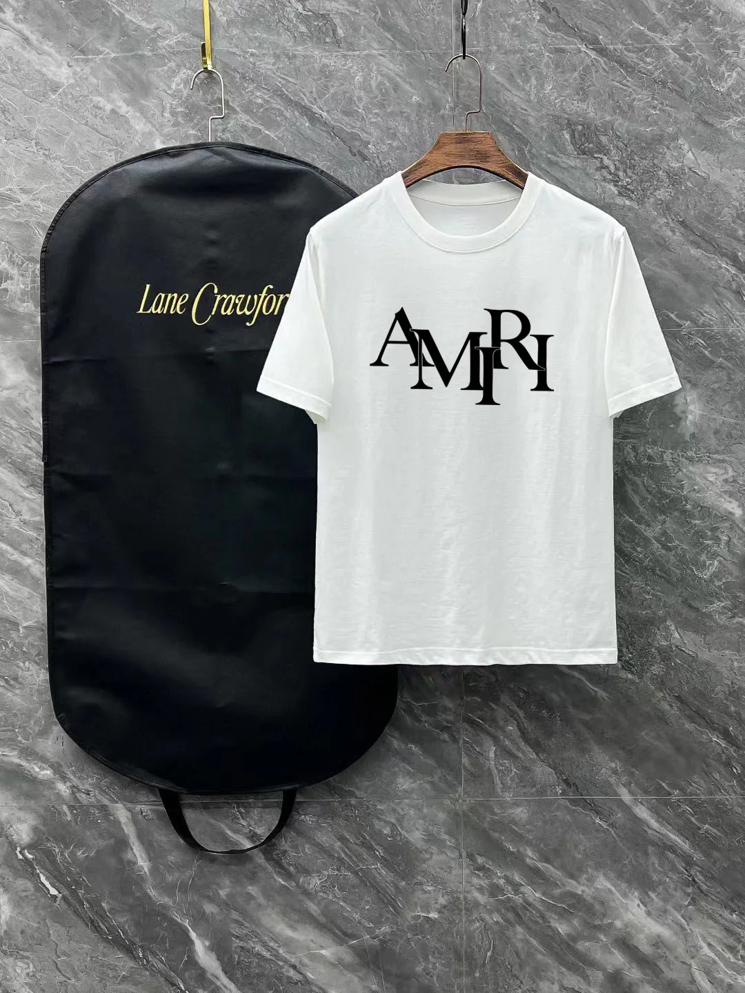 P140 AMIRI# 2025 spring and summer new style debut counter, the latest short-sleeved round neck T-shirt, high-end custom design, avant-garde and fashionable! The brand logo is designed with heavy craftsmanship. High-end customized 250g Xinjiang long-staple cotton fabric. Soft to the touch. Comfortable to wear. Exquisite stitching at the counter level. Fine workmanship. The upper body effect is incomparably handsome! A must-have item for a stylish man! Color: black. White! Size: S M L