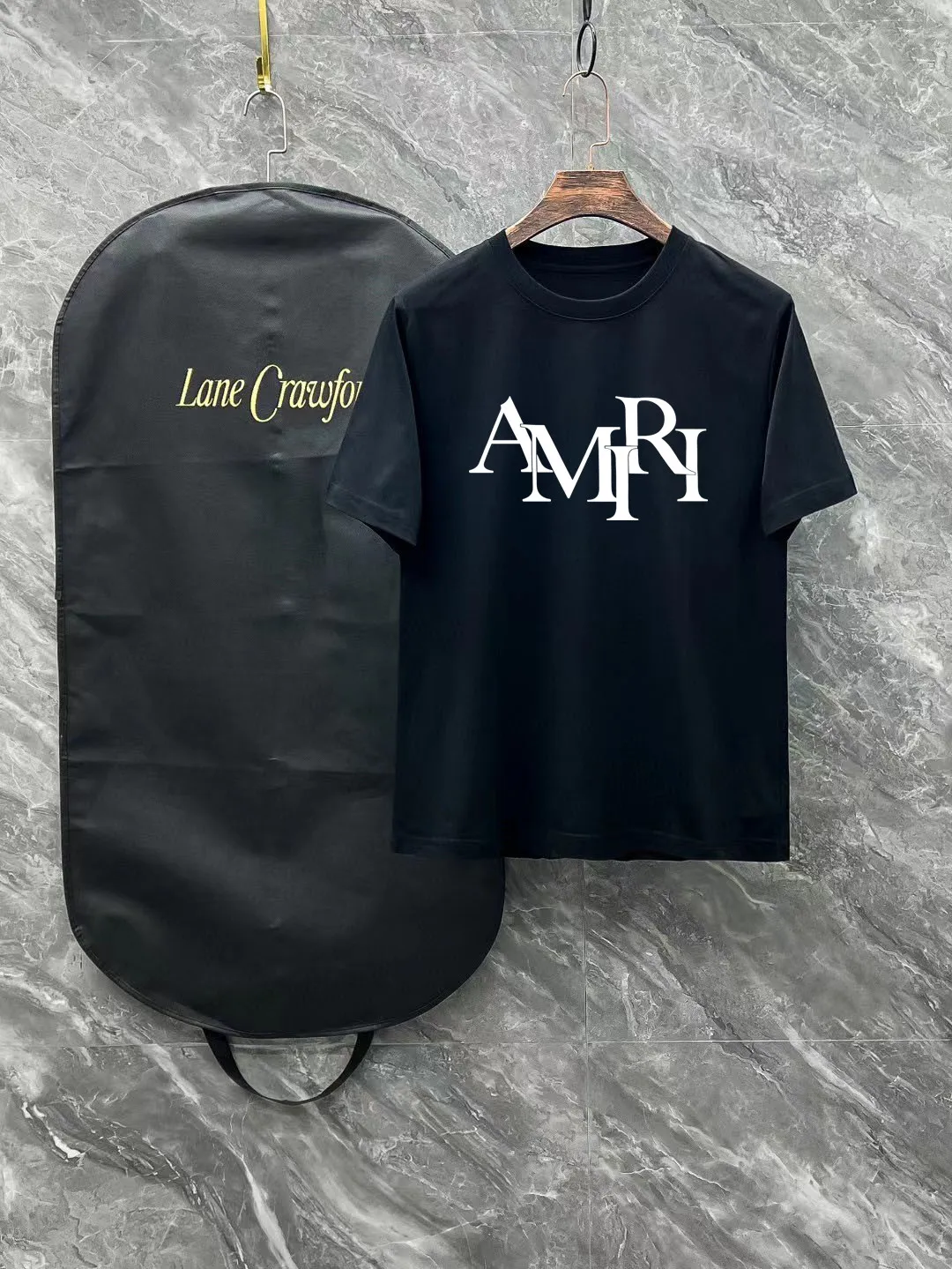 P140 AMIRI# 2025 spring and summer new style debut counter, the latest short-sleeved round neck T-shirt, high-end custom design, avant-garde and fashionable! The brand logo is designed with heavy craftsmanship. High-end customized 250g Xinjiang long-staple cotton fabric. Soft to the touch. Comfortable to wear. Exquisite stitching at the counter level. Fine workmanship. The upper body effect is incomparably handsome! A must-have item for a stylish man! Color: black. White! Size: S M L