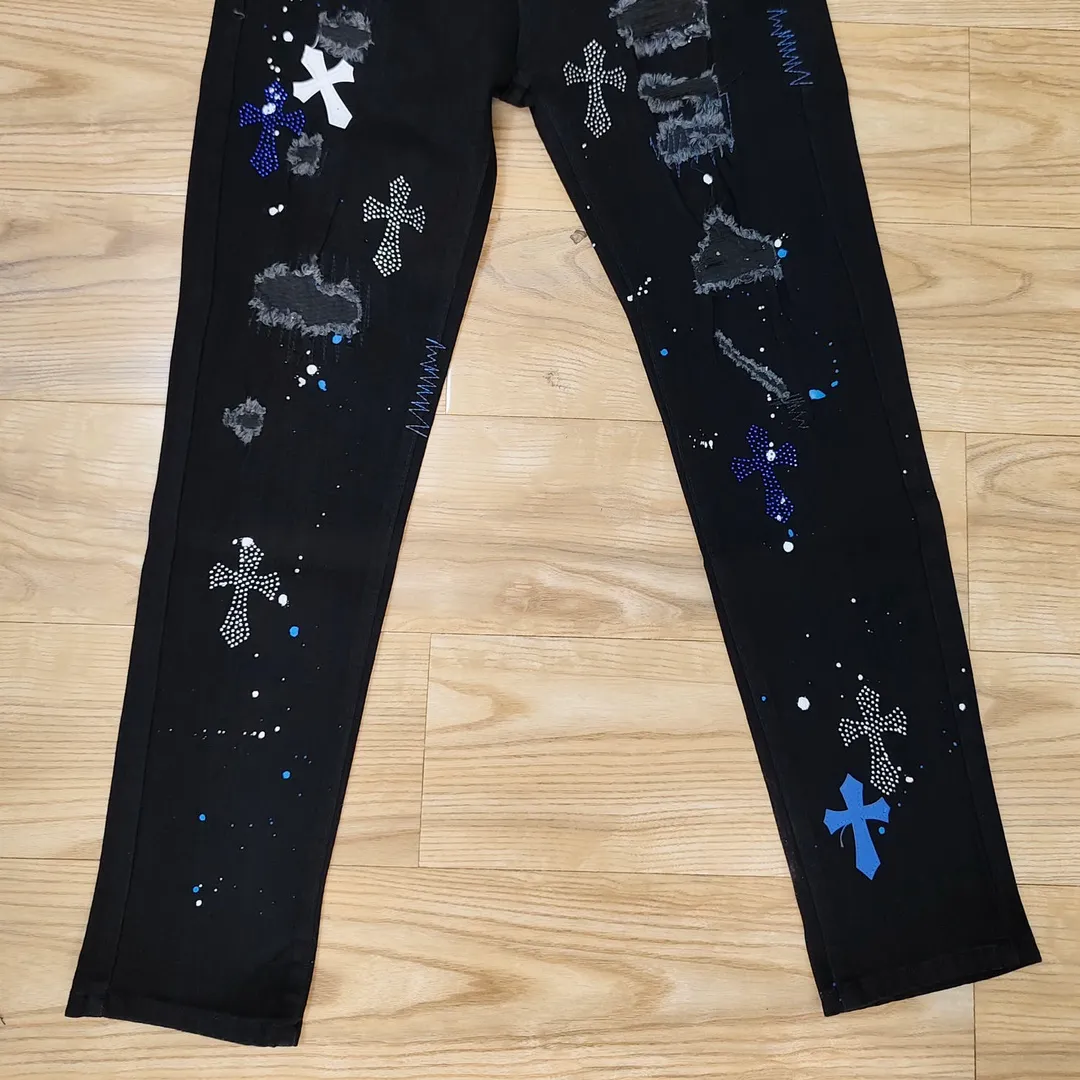 P190 amiri cross-hole patched jeans trousers amiri ripped tight stretch jeans trousers amiri hot diamonds amiri is transliterated as Emil, which is the name of the founder. mikeamiri, the founder of amiri, grew up in Los Angeles, USA. He was influenced by the local street culture RO since he was a child, so he founded the amiri brand named after himself. A variety of trendy clothing meets the needs of different fashion players. Amiri clothing has novel and unique styles and is a well-known street brand in the United States. The styles and styles of many clothes are loved by many street photographers. The various clothing styles meet the dressing needs of different people, show their unique temperament, and show the trend of dressing. amiri's jeans are relatively famous. Not only do they have many styles, but the quality of the jeans is also very good. Many celebrities have also worn amiri brand jeans. Size: M-XXL