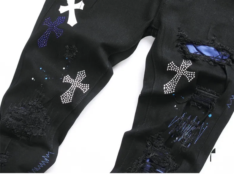 P190 amiri cross-hole patched jeans trousers amiri ripped tight stretch jeans trousers amiri hot diamonds amiri is transliterated as Emil, which is the name of the founder. mikeamiri, the founder of amiri, grew up in Los Angeles, USA. He was influenced by the local street culture RO since he was a child, so he founded the amiri brand named after himself. A variety of trendy clothing meets the needs of different fashion players. Amiri clothing has novel and unique styles and is a well-known street brand in the United States. The styles and styles of many clothes are loved by many street photographers. The various clothing styles meet the dressing needs of different people, show their unique temperament, and show the trend of dressing. amiri's jeans are relatively famous. Not only do they have many styles, but the quality of the jeans is also very good. Many celebrities have also worn amiri brand jeans. Size: M-XXL