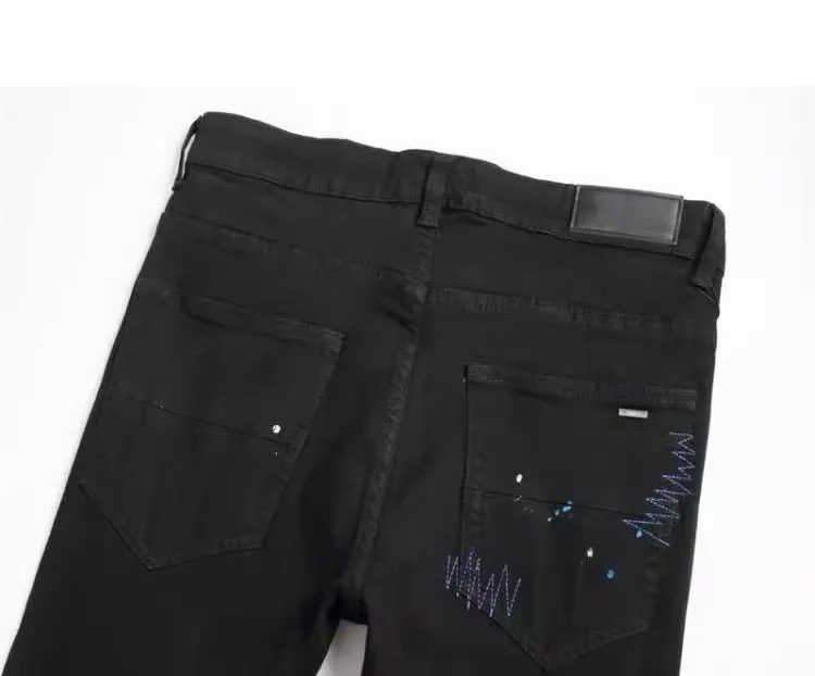 P190 amiri cross-hole patched jeans trousers amiri ripped tight stretch jeans trousers amiri hot diamonds amiri is transliterated as Emil, which is the name of the founder. mikeamiri, the founder of amiri, grew up in Los Angeles, USA. He was influenced by the local street culture RO since he was a child, so he founded the amiri brand named after himself. A variety of trendy clothing meets the needs of different fashion players. Amiri clothing has novel and unique styles and is a well-known street brand in the United States. The styles and styles of many clothes are loved by many street photographers. The various clothing styles meet the dressing needs of different people, show their unique temperament, and show the trend of dressing. amiri's jeans are relatively famous. Not only do they have many styles, but the quality of the jeans is also very good. Many celebrities have also worn amiri brand jeans. Size: M-XXL