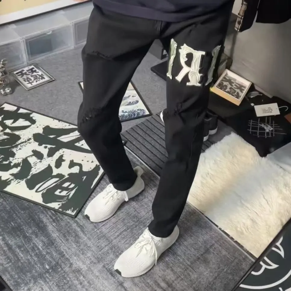 #M02 P168💰 AMIRI patch embroidery jeans trousers AMIRI high street basic ripped tight elastic jeans trousers amiri brand jeans break the production process and cutting of the original jeans, the fabrics are softer and more comfortable Hand-sewn collar label Customized logo buttons Genuine leather tag Color: black Size: 30-32-34-36