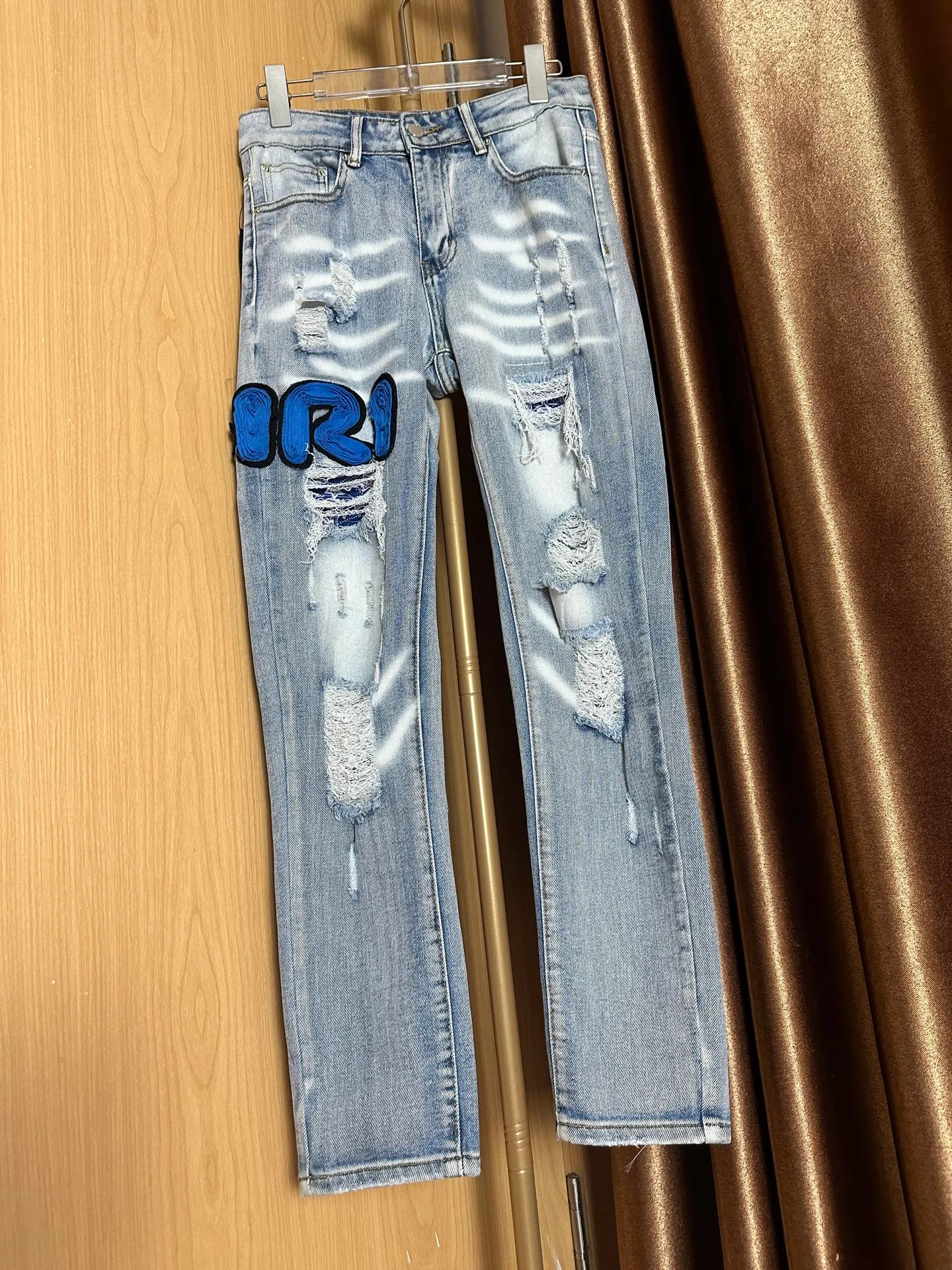 P210 💰 AMIRI's new washed, distressed, three-dimensional letter logo embroidered high street narrow-leg jeans. Color: light blue. Size: S M L xL