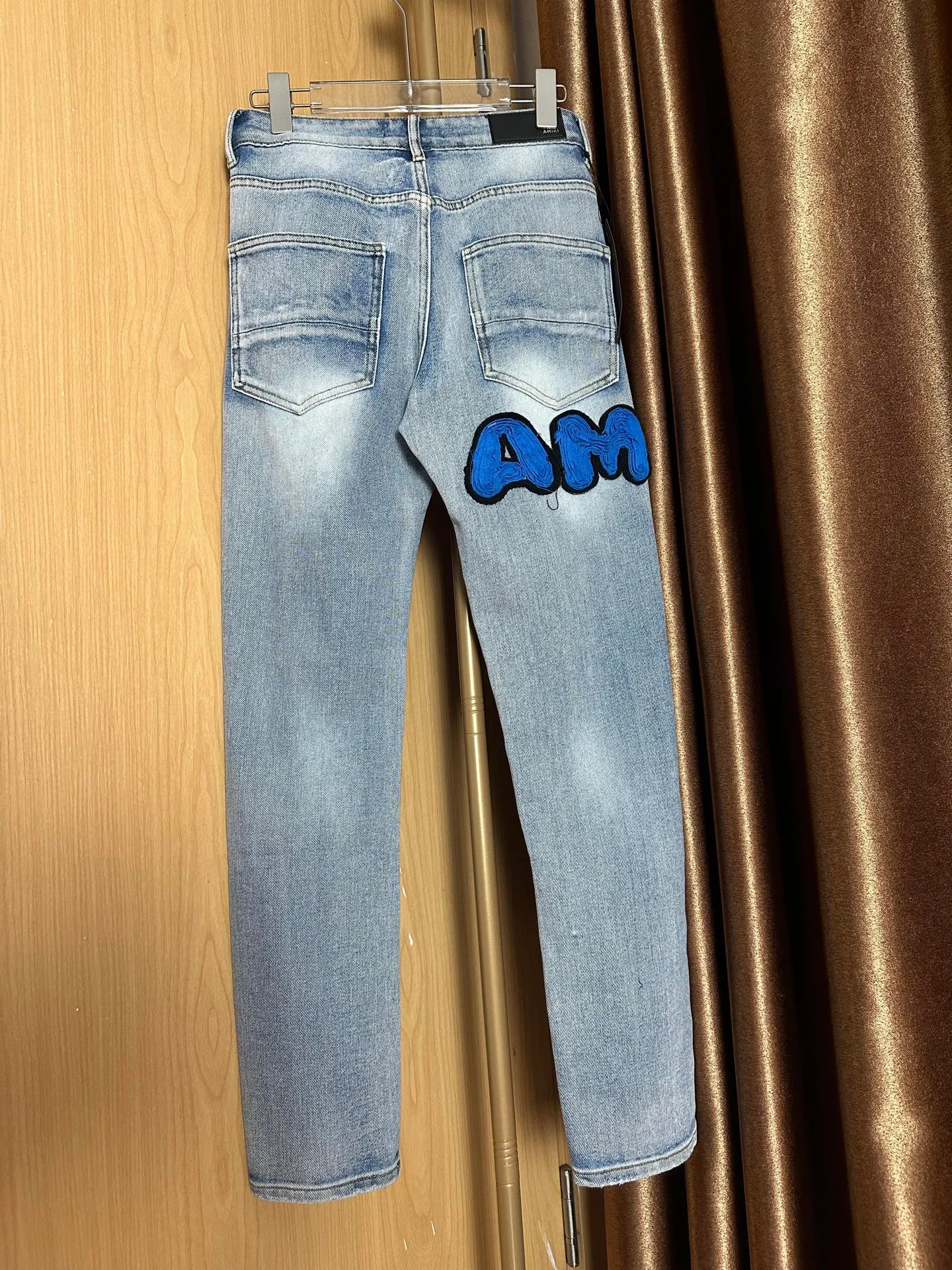 P210 💰 AMIRI's new washed, distressed, three-dimensional letter logo embroidered high street narrow-leg jeans. Color: light blue. Size: S M L xL
