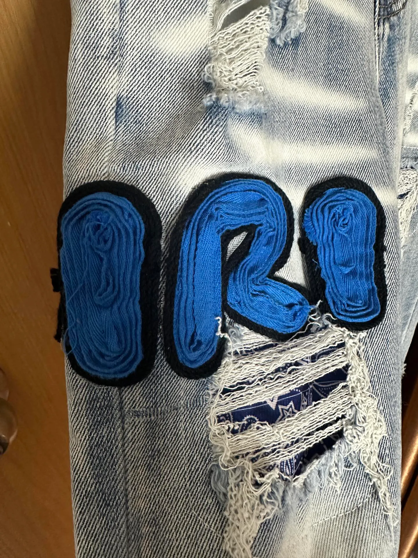 P210 💰 AMIRI's new washed, distressed, three-dimensional letter logo embroidered high street narrow-leg jeans. Color: light blue. Size: S M L xL