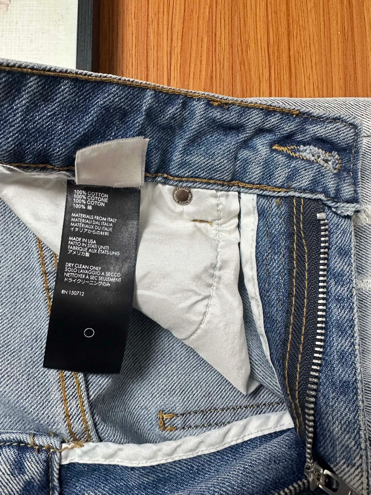 P210 💰 AMIRI's new washed, distressed, three-dimensional letter logo embroidered high street narrow-leg jeans. Color: light blue. Size: S M L xL