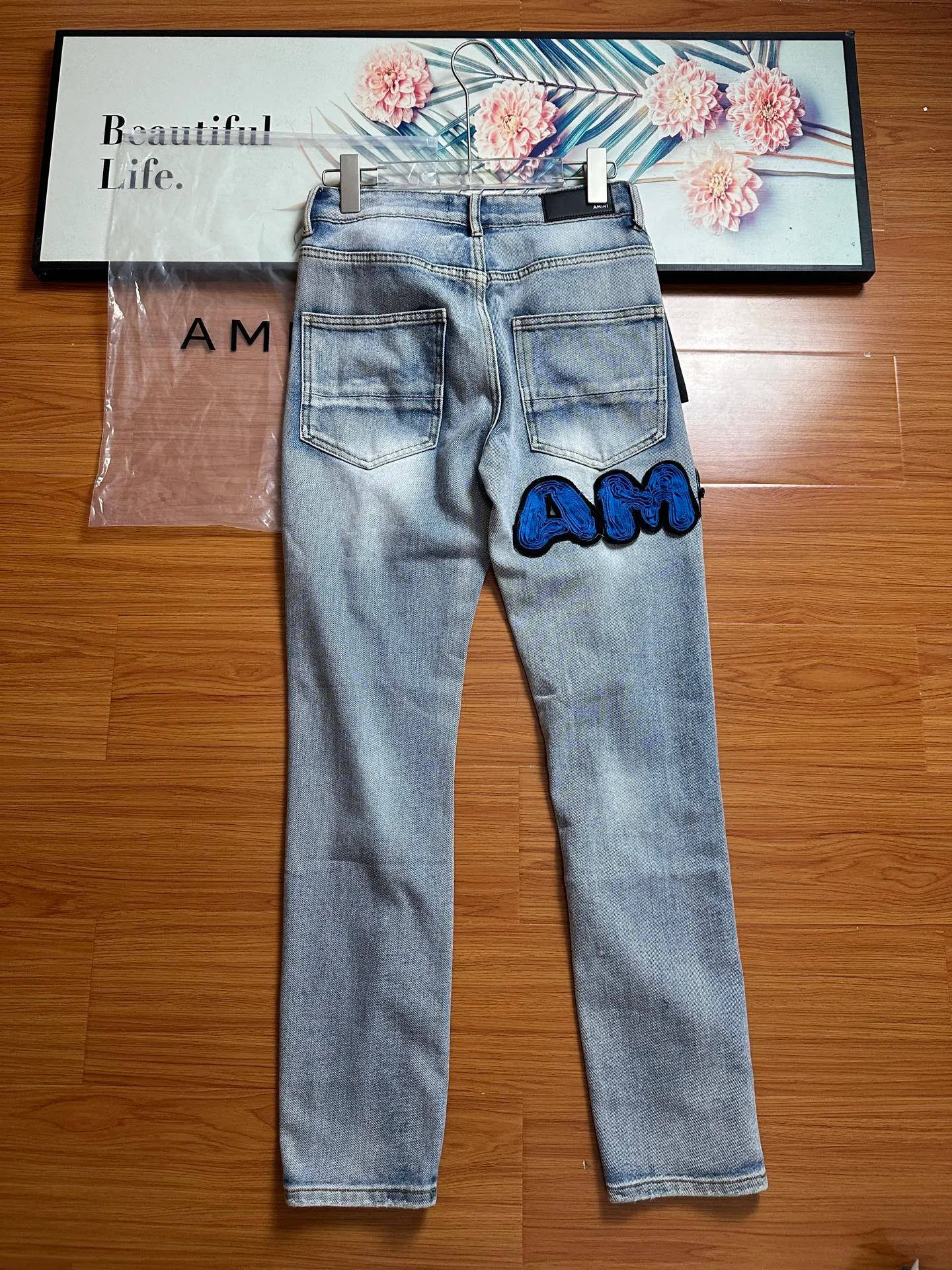 P210 💰 AMIRI's new washed, distressed, three-dimensional letter logo embroidered high street narrow-leg jeans. Color: light blue. Size: S M L xL