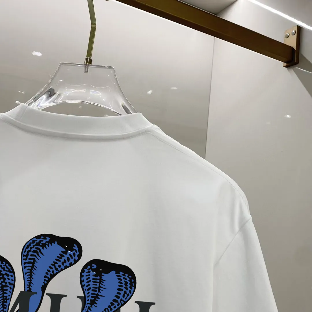 P150 AMIRI# 2025 spring and summer new style debut counter, the latest short-sleeved round neck T-shirt, high-end custom design, avant-garde and fashionable! The brand logo is designed with heavy craftsmanship. High-end customized 250g Xinjiang long-staple cotton fabric. Soft to the touch. Comfortable to wear. Exquisite stitching at the counter level. Fine workmanship. The upper body effect is incomparably handsome! A must-have item for a stylish man! Color: black. White! Size: S M L