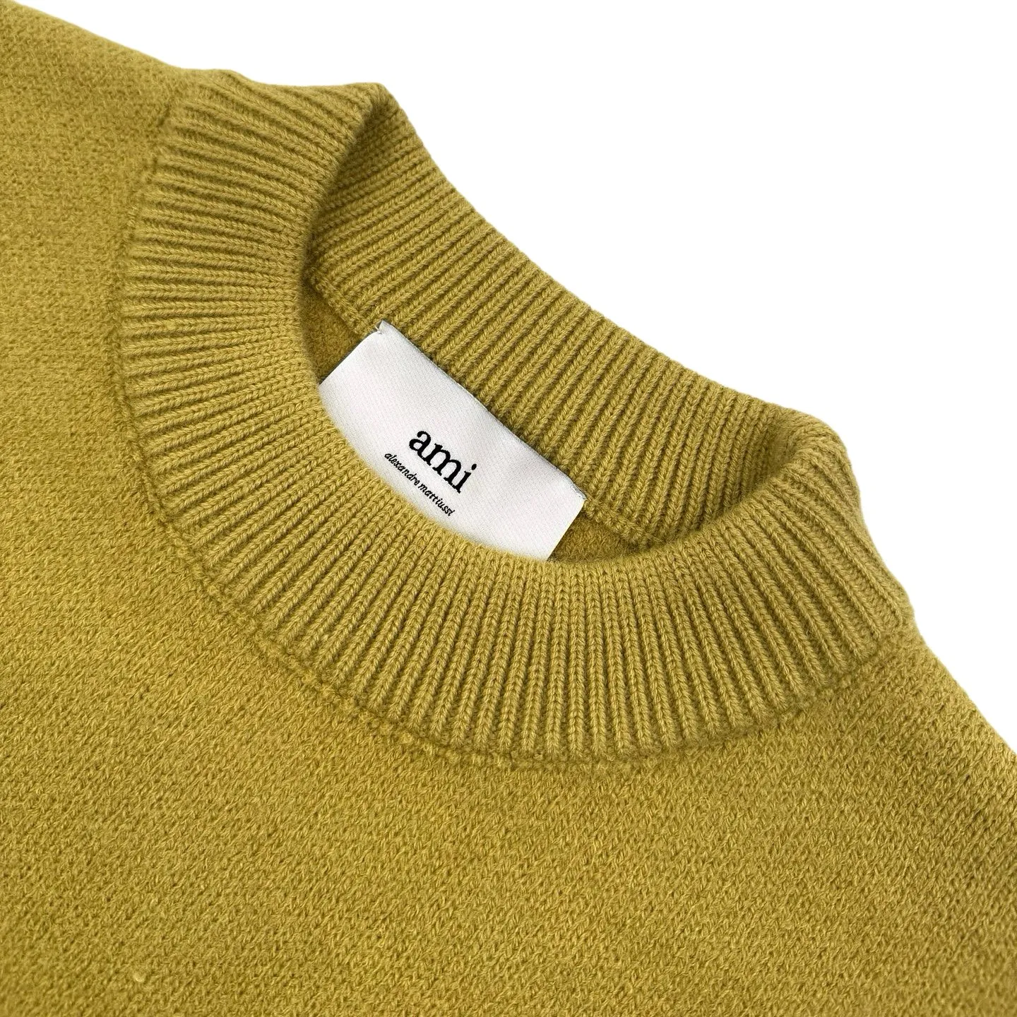 🅿️460 [Exclusive supply] Ami love jacquard crew neck sweater (yellow) The original purchase was 4,900 and developed. The fabric is made of custom-woven and dyed luxurious Merino wool. It is soft, delicate and comfortable to the skin. It uses high-grade morning mist gray as the ink. The gentle riot of grayscale aesthetics. A contrasting love heart jumps on the chest. It quietly exudes its own charming halo. The brand is fully recognizable. The elegance and casualness of French fashion is the ultimate simplification of color. It also conveys the love and persistence of life. Meet the king of extreme simplicity and deserve to be versatile. It is made of jacquard tissue imported from Germany. The arrangement and interweaving of yarns are precisely controlled and carefully interwoven on the loom. The Ami love jacquard art pattern is inlaid. The fabric is more vivid and three-dimensional. The washing water of the garment is softened and deodorized. The clothes are deeply cleaned and deodorized through professional washing equipment and specific detergents to improve the feel and appearance of the clothes. Size:S-M-L-XL