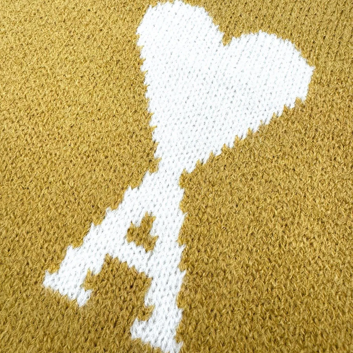 🅿️460 [Exclusive supply] Ami love jacquard crew neck sweater (yellow) The original purchase was 4,900 and developed. The fabric is made of custom-woven and dyed luxurious Merino wool. It is soft, delicate and comfortable to the skin. It uses high-grade morning mist gray as the ink. The gentle riot of grayscale aesthetics. A contrasting love heart jumps on the chest. It quietly exudes its own charming halo. The brand is fully recognizable. The elegance and casualness of French fashion is the ultimate simplification of color. It also conveys the love and persistence of life. Meet the king of extreme simplicity and deserve to be versatile. It is made of jacquard tissue imported from Germany. The arrangement and interweaving of yarns are precisely controlled and carefully interwoven on the loom. The Ami love jacquard art pattern is inlaid. The fabric is more vivid and three-dimensional. The washing water of the garment is softened and deodorized. The clothes are deeply cleaned and deodorized through professional washing equipment and specific detergents to improve the feel and appearance of the clothes. Size:S-M-L-XL
