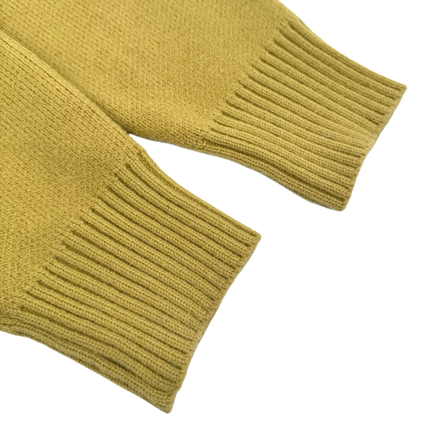 🅿️460 [Exclusive supply] Ami love jacquard crew neck sweater (yellow) The original purchase was 4,900 and developed. The fabric is made of custom-woven and dyed luxurious Merino wool. It is soft, delicate and comfortable to the skin. It uses high-grade morning mist gray as the ink. The gentle riot of grayscale aesthetics. A contrasting love heart jumps on the chest. It quietly exudes its own charming halo. The brand is fully recognizable. The elegance and casualness of French fashion is the ultimate simplification of color. It also conveys the love and persistence of life. Meet the king of extreme simplicity and deserve to be versatile. It is made of jacquard tissue imported from Germany. The arrangement and interweaving of yarns are precisely controlled and carefully interwoven on the loom. The Ami love jacquard art pattern is inlaid. The fabric is more vivid and three-dimensional. The washing water of the garment is softened and deodorized. The clothes are deeply cleaned and deodorized through professional washing equipment and specific detergents to improve the feel and appearance of the clothes. Size:S-M-L-XL