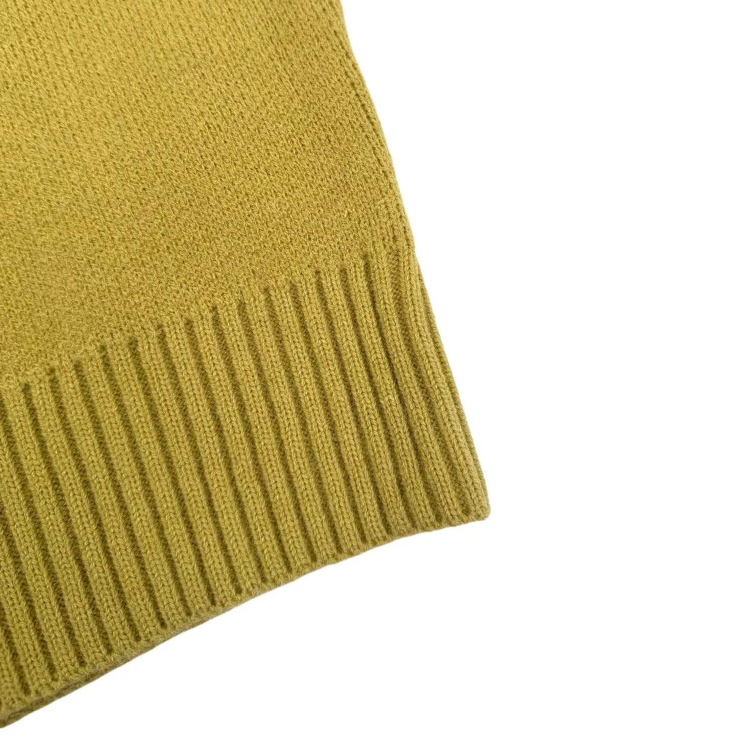 🅿️460 [Exclusive supply] Ami love jacquard crew neck sweater (yellow) The original purchase was 4,900 and developed. The fabric is made of custom-woven and dyed luxurious Merino wool. It is soft, delicate and comfortable to the skin. It uses high-grade morning mist gray as the ink. The gentle riot of grayscale aesthetics. A contrasting love heart jumps on the chest. It quietly exudes its own charming halo. The brand is fully recognizable. The elegance and casualness of French fashion is the ultimate simplification of color. It also conveys the love and persistence of life. Meet the king of extreme simplicity and deserve to be versatile. It is made of jacquard tissue imported from Germany. The arrangement and interweaving of yarns are precisely controlled and carefully interwoven on the loom. The Ami love jacquard art pattern is inlaid. The fabric is more vivid and three-dimensional. The washing water of the garment is softened and deodorized. The clothes are deeply cleaned and deodorized through professional washing equipment and specific detergents to improve the feel and appearance of the clothes. Size:S-M-L-XL