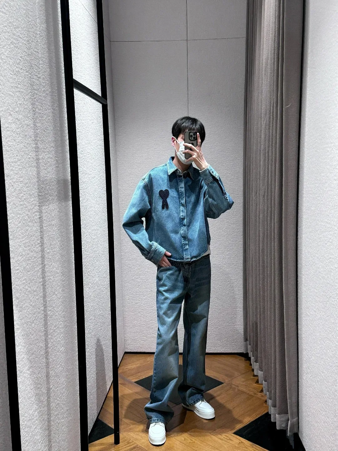[Ami Amy's new nostalgic blue love short all-match denim jacket shirt for men and women] ✅Ami Amy's popular new nostalgic blue love short denim jacket shirt for men and women ✅Top ceiling quality ZP original development, you can compare with the real thing at will ✅Original synchronization 147-A extra dark blue 7X7 high ounce denim cotton ✅Customized Ami Decoeur embroidery patch of the same color Brand light-plated nickel denim snaps ✅Clear stitching at the splicing area Original tobacco color topstitching Double-layered hidden placket ✅Natural fading after the full-body fermentation-milled horse wash process Loose and short version ✅Denim jacket that can be worn all year round Wear it layered inside or wear alone outside Recommended for male and female couples~ Size: S-XL Color: Denim Blue