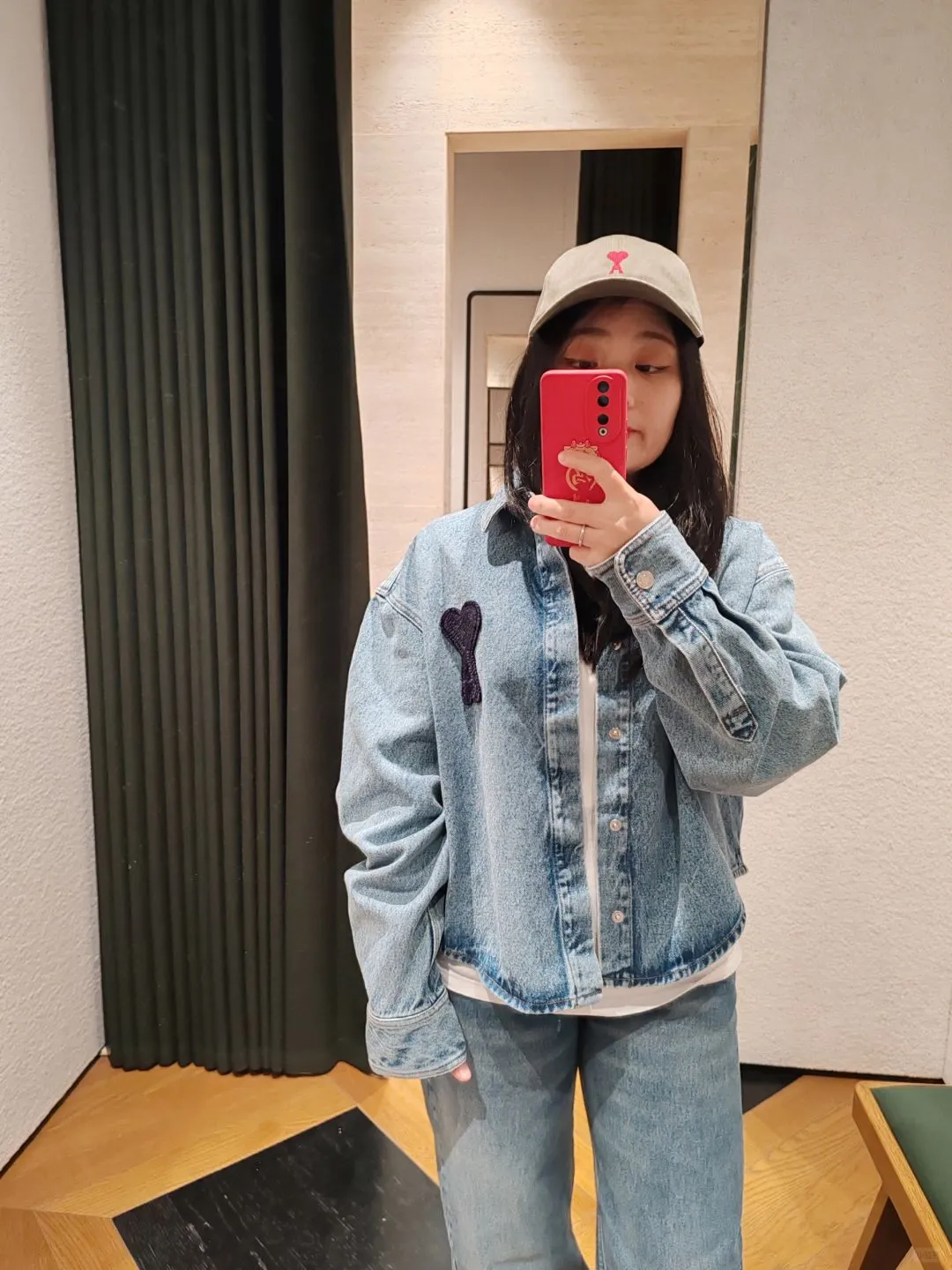 [Ami Amy's new nostalgic blue love short all-match denim jacket shirt for men and women] ✅Ami Amy's popular new nostalgic blue love short denim jacket shirt for men and women ✅Top ceiling quality ZP original development, you can compare with the real thing at will ✅Original synchronization 147-A extra dark blue 7X7 high ounce denim cotton ✅Customized Ami Decoeur embroidery patch of the same color Brand light-plated nickel denim snaps ✅Clear stitching at the splicing area Original tobacco color topstitching Double-layered hidden placket ✅Natural fading after the full-body fermentation-milled horse wash process Loose and short version ✅Denim jacket that can be worn all year round Wear it layered inside or wear alone outside Recommended for male and female couples~ Size: S-XL Color: Denim Blue