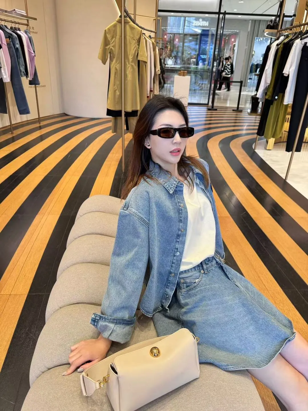 [Ami Amy's new nostalgic blue love short all-match denim jacket shirt for men and women] ✅Ami Amy's popular new nostalgic blue love short denim jacket shirt for men and women ✅Top ceiling quality ZP original development, you can compare with the real thing at will ✅Original synchronization 147-A extra dark blue 7X7 high ounce denim cotton ✅Customized Ami Decoeur embroidery patch of the same color Brand light-plated nickel denim snaps ✅Clear stitching at the splicing area Original tobacco color topstitching Double-layered hidden placket ✅Natural fading after the full-body fermentation-milled horse wash process Loose and short version ✅Denim jacket that can be worn all year round Wear it layered inside or wear alone outside Recommended for male and female couples~ Size: S-XL Color: Denim Blue