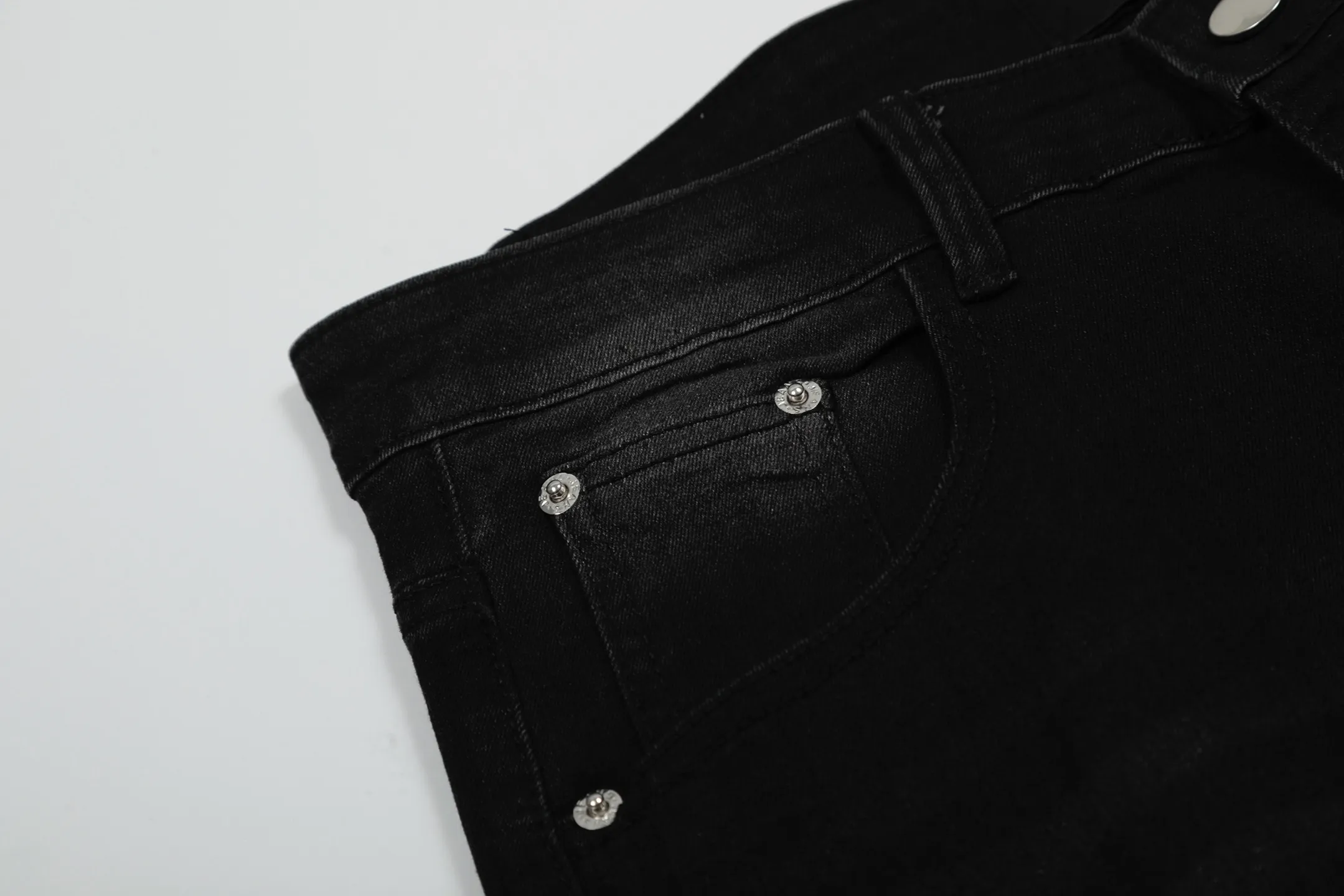 #M51 P168💰 AMIRI patch embroidery jeans trousers AMIRI high street basic ripped tight elastic jeans trousers amiri brand jeans break the production process and cutting of the original jeans, the fabrics are softer and more comfortable Hand-sewn collar label Customized logo buttons Genuine leather tag Color: Picture color Size: 30-32-34-36