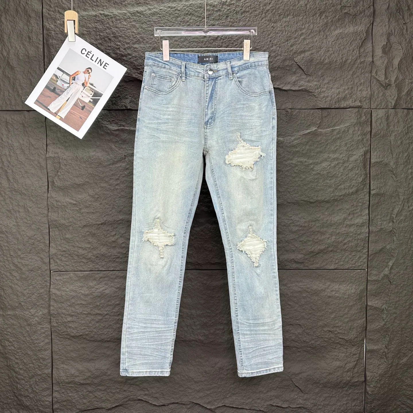 P220 Amiri 2025 new ripped white leather patch couple style washed stretch jeans 🔥High version🔥High version🔥 Top ceiling quality Styles with different washed textures are very friendly to people with thin legs and thick legs. The straight version is very flattering to the leg shape. Moderate length that never goes out of style, easy to match with casually, basic styling for various styles, a must-have in the wardrobe! The fabric is stiff but also makes the upper body soft without losing texture. The washing process is even more perfect. It is a must-have item for everyone! ! ! Washed wheat, hang tag, pants label, three complete labels Color: light blue Size: 28, 30, 32, 34 (four sizes)