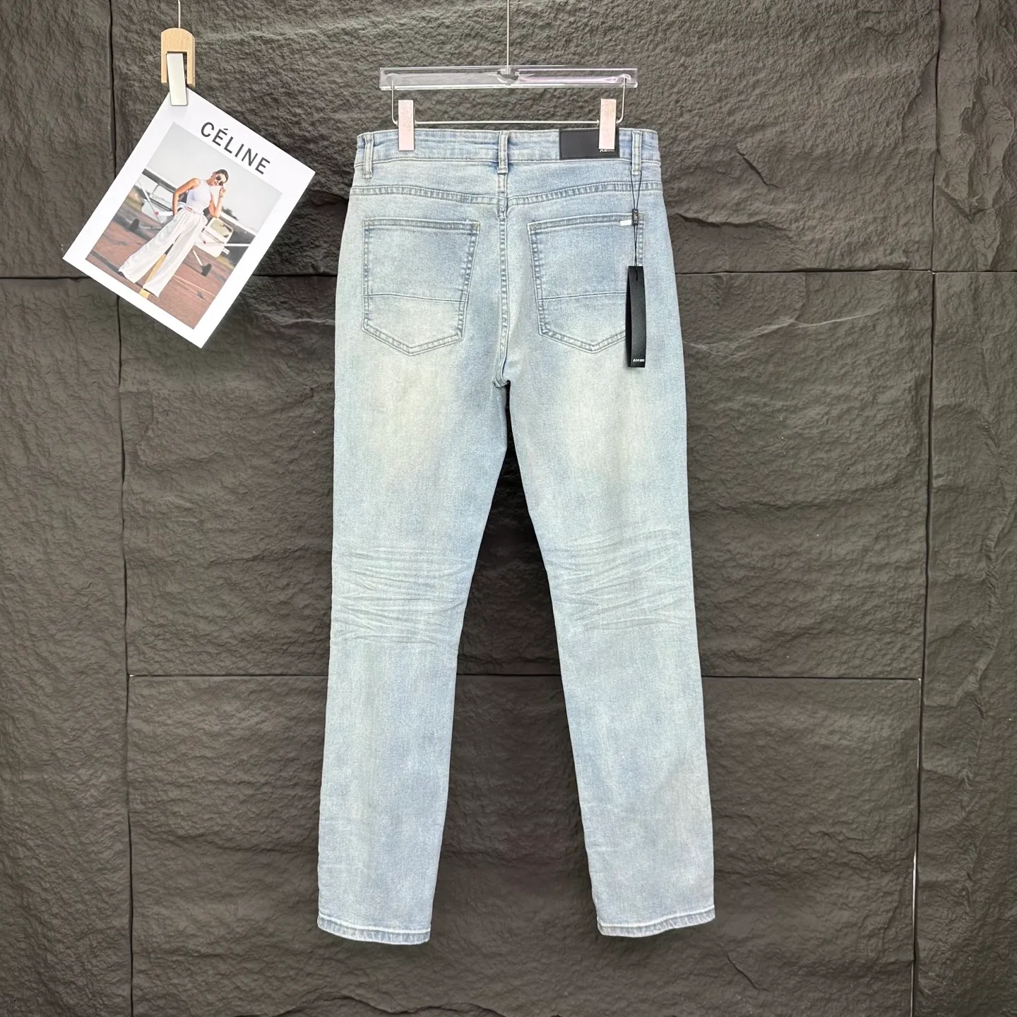 P220 Amiri 2025 new ripped white leather patch couple style washed stretch jeans 🔥High version🔥High version🔥 Top ceiling quality Styles with different washed textures are very friendly to people with thin legs and thick legs. The straight version is very flattering to the leg shape. Moderate length that never goes out of style, easy to match with casually, basic styling for various styles, a must-have in the wardrobe! The fabric is stiff but also makes the upper body soft without losing texture. The washing process is even more perfect. It is a must-have item for everyone! ! ! Washed wheat, hang tag, pants label, three complete labels Color: light blue Size: 28, 30, 32, 34 (four sizes)