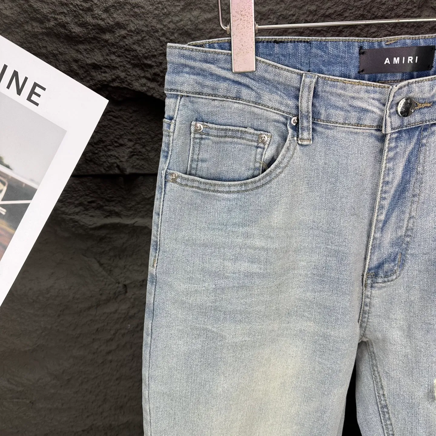 P220 Amiri 2025 new ripped white leather patch couple style washed stretch jeans 🔥High version🔥High version🔥 Top ceiling quality Styles with different washed textures are very friendly to people with thin legs and thick legs. The straight version is very flattering to the leg shape. Moderate length that never goes out of style, easy to match with casually, basic styling for various styles, a must-have in the wardrobe! The fabric is stiff but also makes the upper body soft without losing texture. The washing process is even more perfect. It is a must-have item for everyone! ! ! Washed wheat, hang tag, pants label, three complete labels Color: light blue Size: 28, 30, 32, 34 (four sizes)