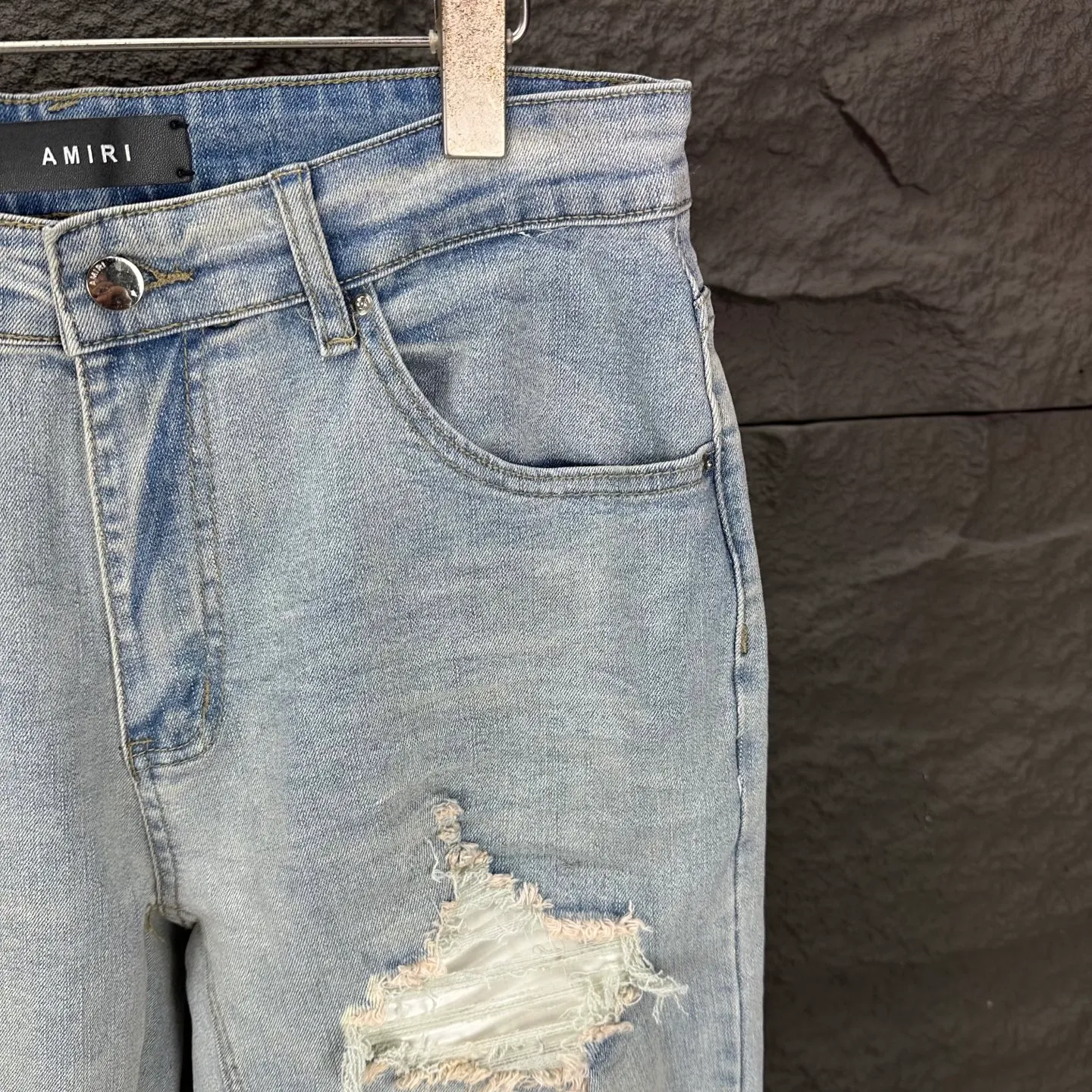 P220 Amiri 2025 new ripped white leather patch couple style washed stretch jeans 🔥High version🔥High version🔥 Top ceiling quality Styles with different washed textures are very friendly to people with thin legs and thick legs. The straight version is very flattering to the leg shape. Moderate length that never goes out of style, easy to match with casually, basic styling for various styles, a must-have in the wardrobe! The fabric is stiff but also makes the upper body soft without losing texture. The washing process is even more perfect. It is a must-have item for everyone! ! ! Washed wheat, hang tag, pants label, three complete labels Color: light blue Size: 28, 30, 32, 34 (four sizes)