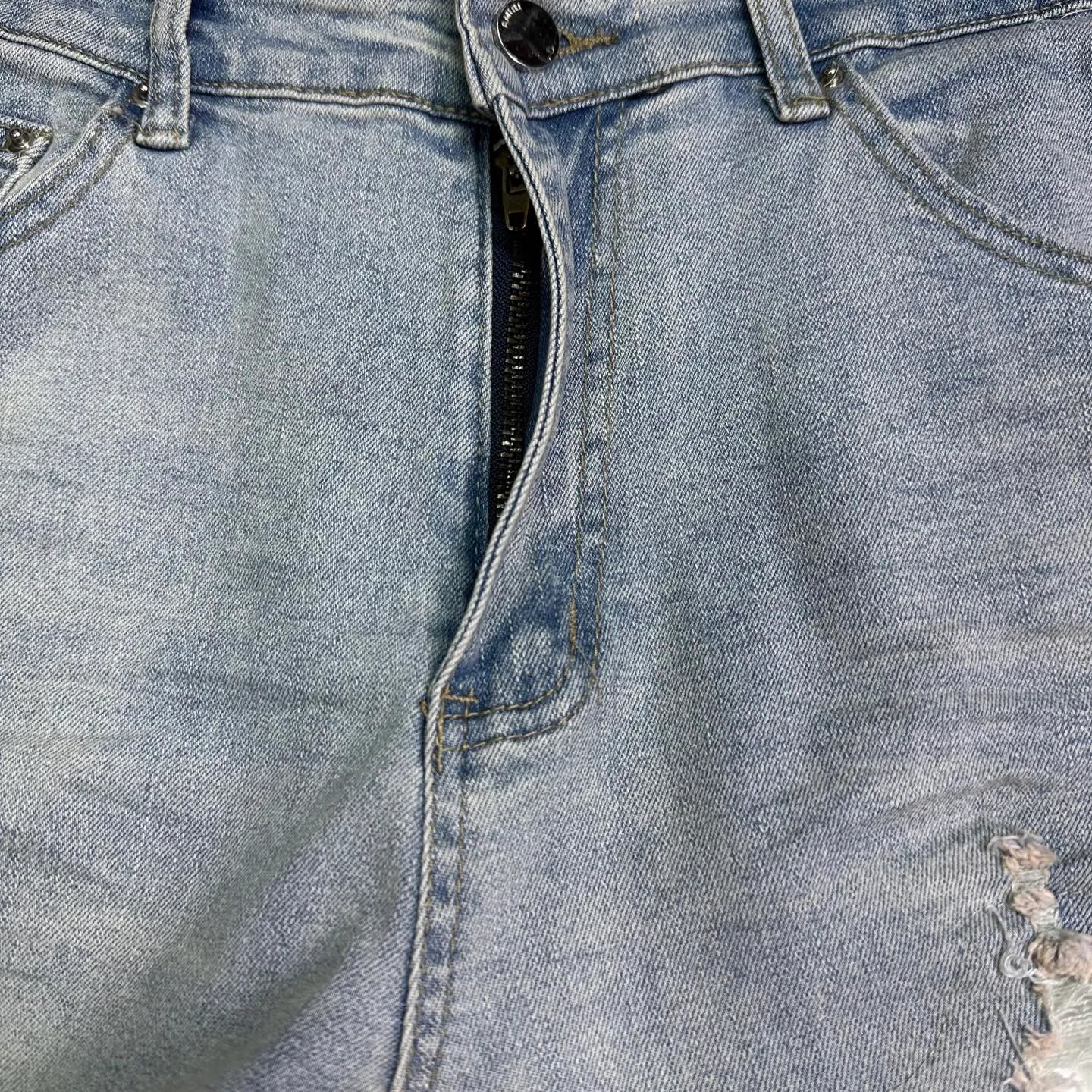 P220 Amiri 2025 new ripped white leather patch couple style washed stretch jeans 🔥High version🔥High version🔥 Top ceiling quality Styles with different washed textures are very friendly to people with thin legs and thick legs. The straight version is very flattering to the leg shape. Moderate length that never goes out of style, easy to match with casually, basic styling for various styles, a must-have in the wardrobe! The fabric is stiff but also makes the upper body soft without losing texture. The washing process is even more perfect. It is a must-have item for everyone! ! ! Washed wheat, hang tag, pants label, three complete labels Color: light blue Size: 28, 30, 32, 34 (four sizes)