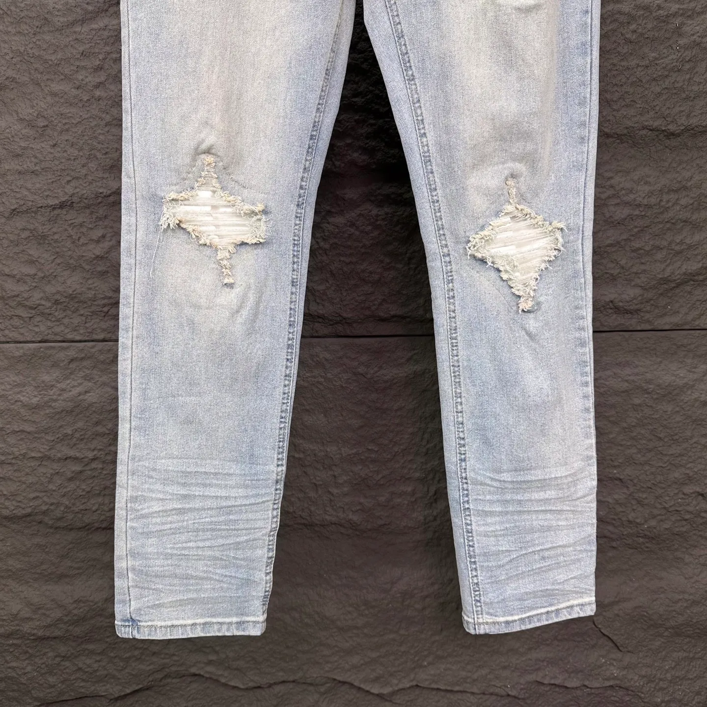 P220 Amiri 2025 new ripped white leather patch couple style washed stretch jeans 🔥High version🔥High version🔥 Top ceiling quality Styles with different washed textures are very friendly to people with thin legs and thick legs. The straight version is very flattering to the leg shape. Moderate length that never goes out of style, easy to match with casually, basic styling for various styles, a must-have in the wardrobe! The fabric is stiff but also makes the upper body soft without losing texture. The washing process is even more perfect. It is a must-have item for everyone! ! ! Washed wheat, hang tag, pants label, three complete labels Color: light blue Size: 28, 30, 32, 34 (four sizes)