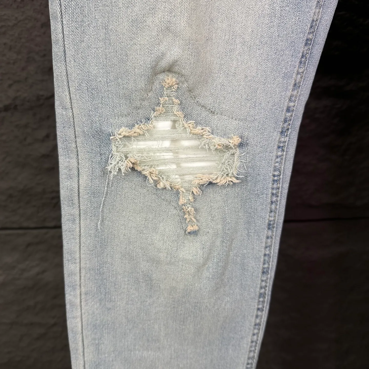 P220 Amiri 2025 new ripped white leather patch couple style washed stretch jeans 🔥High version🔥High version🔥 Top ceiling quality Styles with different washed textures are very friendly to people with thin legs and thick legs. The straight version is very flattering to the leg shape. Moderate length that never goes out of style, easy to match with casually, basic styling for various styles, a must-have in the wardrobe! The fabric is stiff but also makes the upper body soft without losing texture. The washing process is even more perfect. It is a must-have item for everyone! ! ! Washed wheat, hang tag, pants label, three complete labels Color: light blue Size: 28, 30, 32, 34 (four sizes)