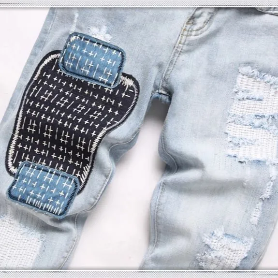 P168 💰 AMIRI patch embroidery jeans trousers AMIRI high street basic ripped tight elastic jeans trousers amiri brand jeans break the production process and cutting of the original jeans, the fabrics are softer and more comfortable Hand-sewn collar label Customized logo buttons Genuine leather tag Color: Picture color Size: 30-32-34-36