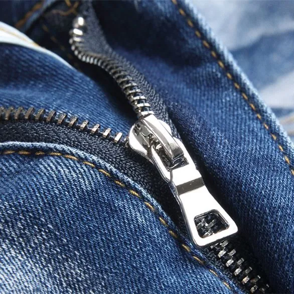 P168 💰 AMIRI patch embroidery jeans trousers AMIRI high street basic ripped tight elastic jeans trousers amiri brand jeans break the production process and cutting of the original jeans, the fabrics are softer and more comfortable Hand-sewn collar label Customized logo buttons Genuine leather tag Color: Picture color Size: 30-32-34-36