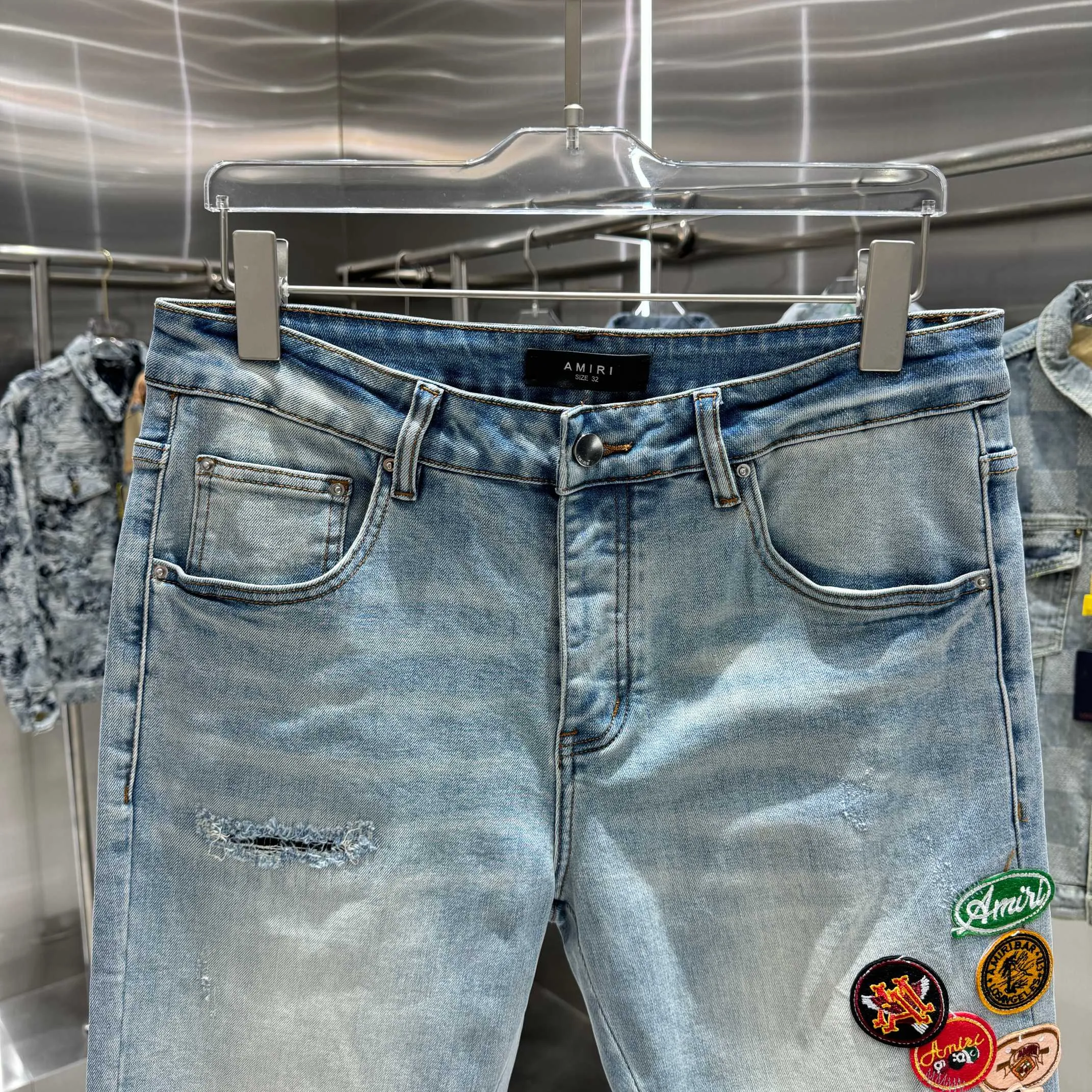 P290 Amiri ripped patch pattern embroidered street fashion slim fit stretch jeans Color light blue Size 30 32 34 36 38