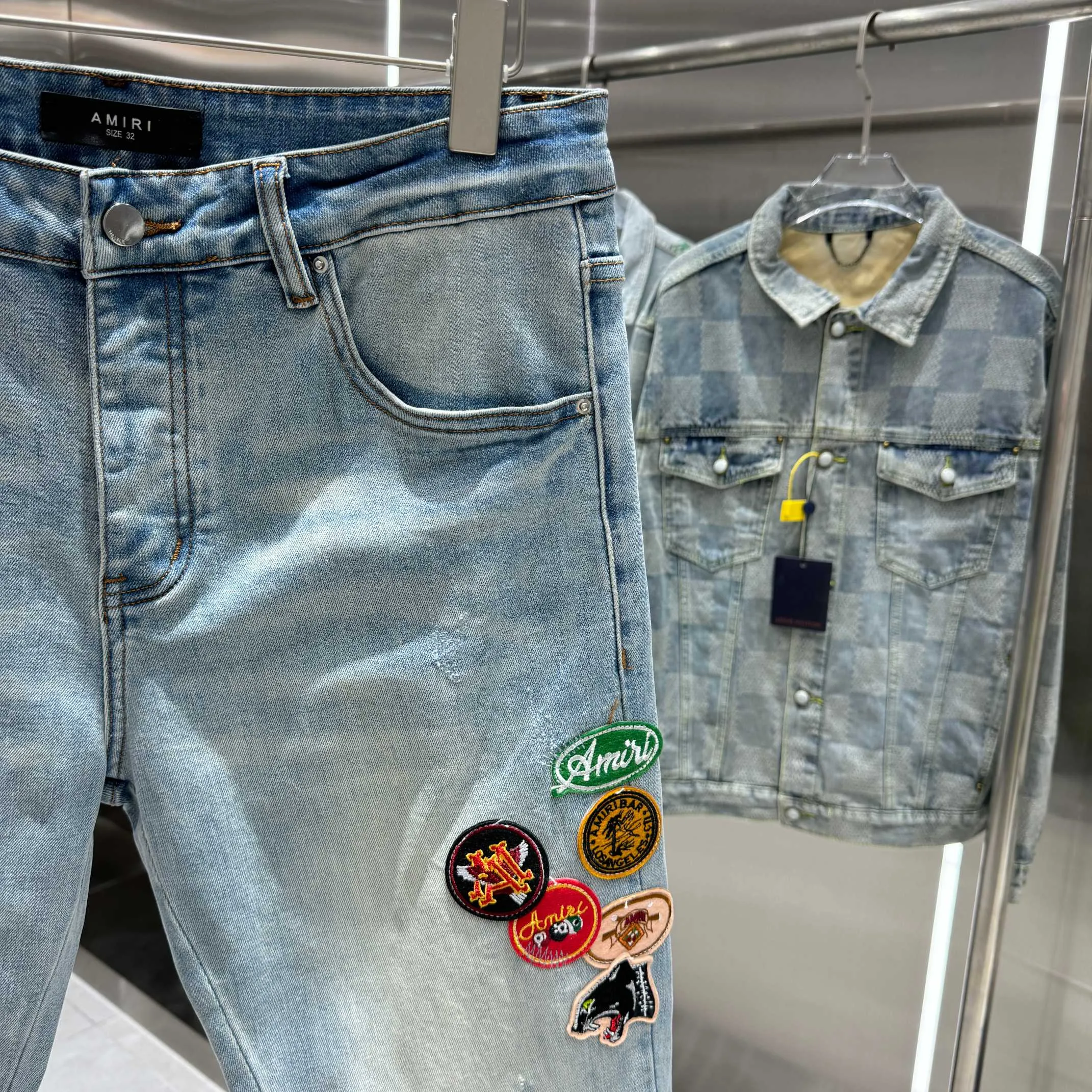 P290 Amiri ripped patch pattern embroidered street fashion slim fit stretch jeans Color light blue Size 30 32 34 36 38