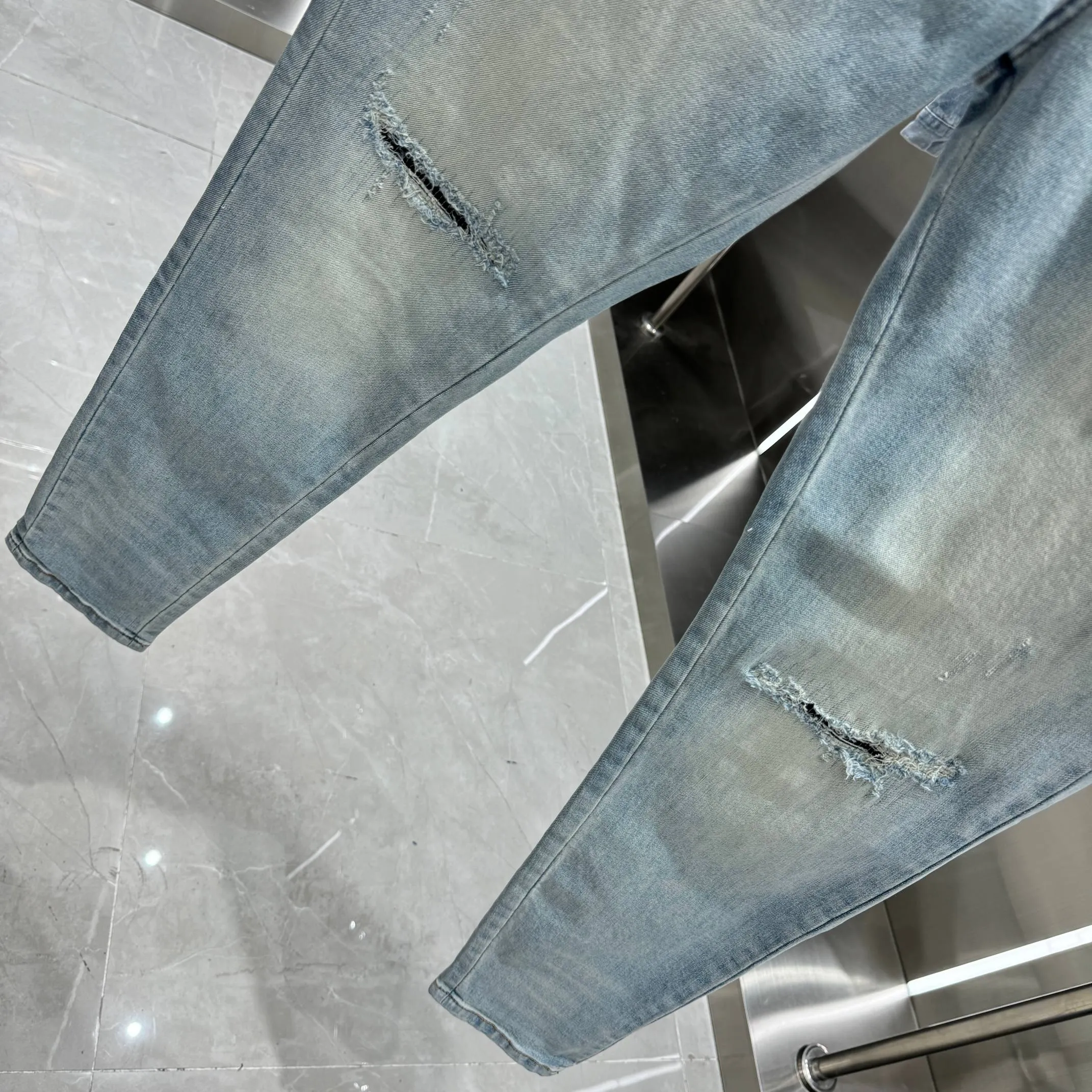 P290 Amiri ripped patch pattern embroidered street fashion slim fit stretch jeans Color light blue Size 30 32 34 36 38